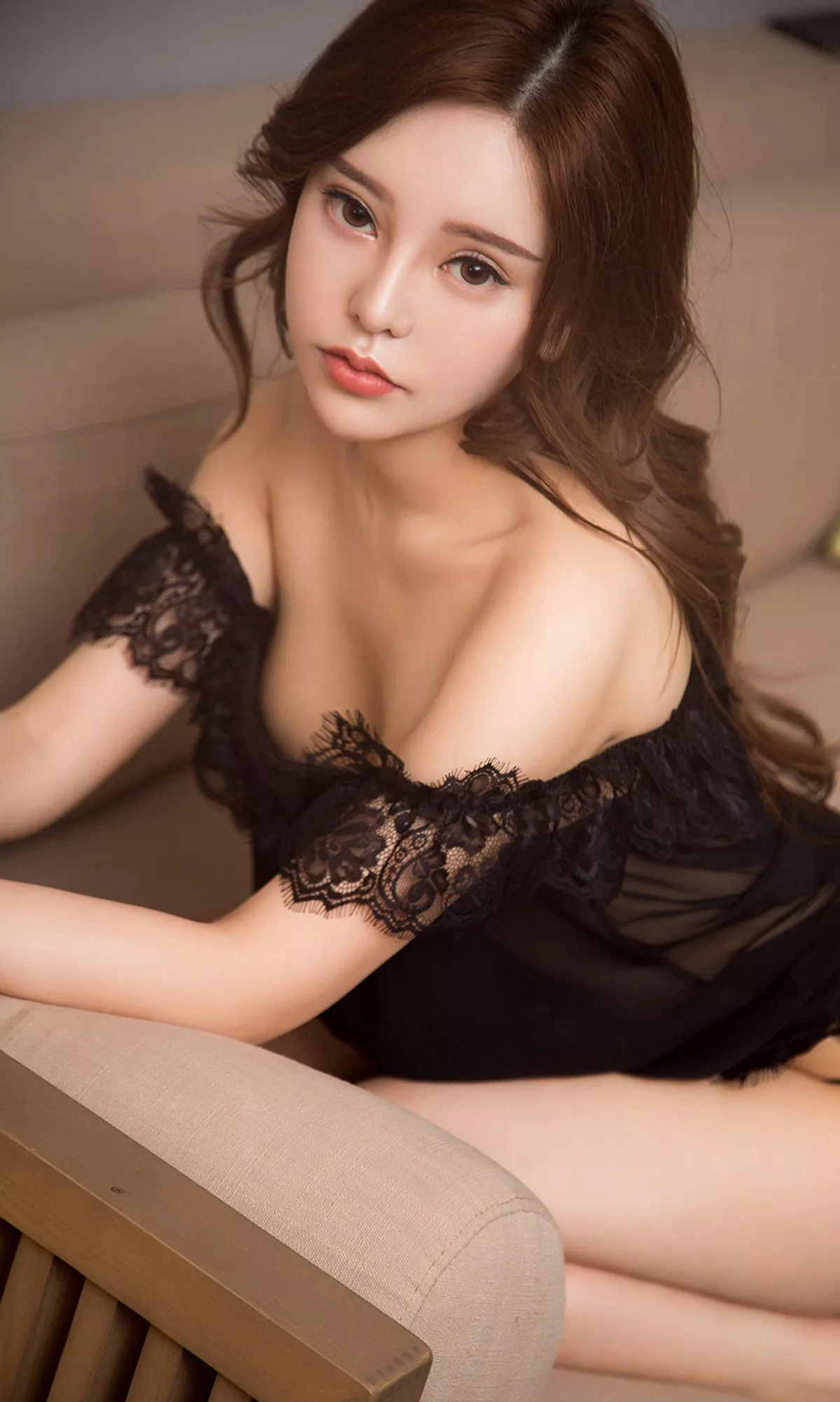 Xgyw.Org_[Ugirls爱尤物]No.1465_嫩模梦晗私房黑色蕾丝内衣+开背毛衣半露豪乳撩人诱惑写真32P
