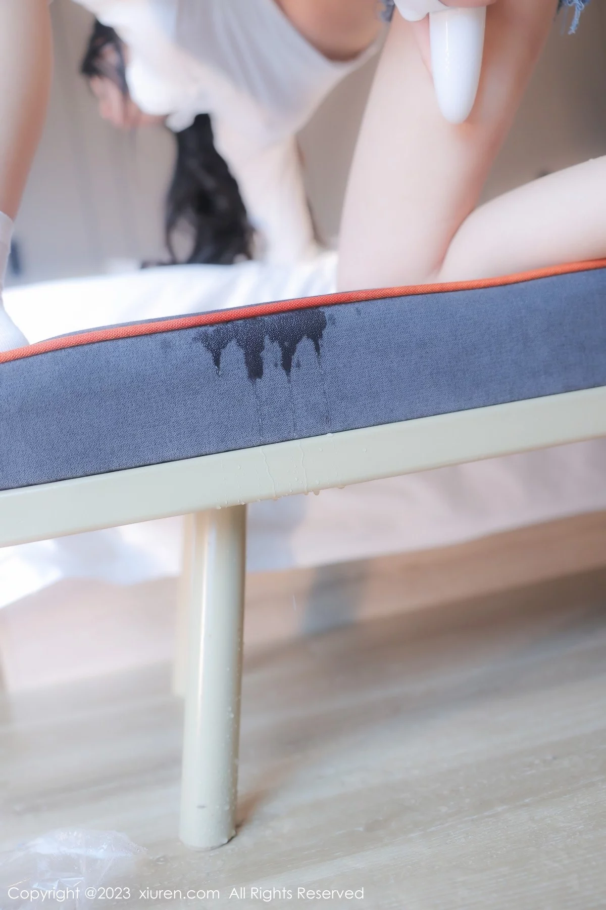 Xgyw.Org_XiuRen第7010期_模特幼幼性感白色上衣配破烂牛仔短裤秀完美身材撩人诱惑写真88P