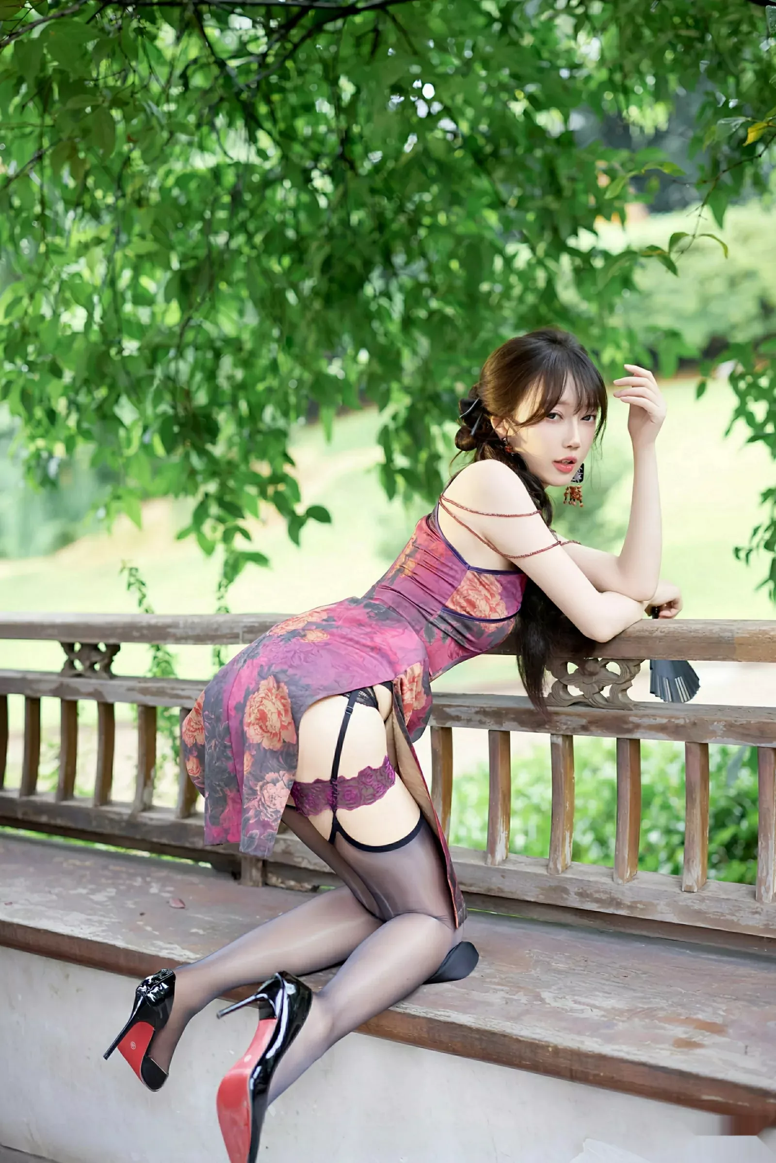 Xgyw.Org_[XiuRen秀人网]No.10593_模特玥儿玥er性感紫色旗袍服饰配黑丝吊袜秀完美身材诱惑写真64P