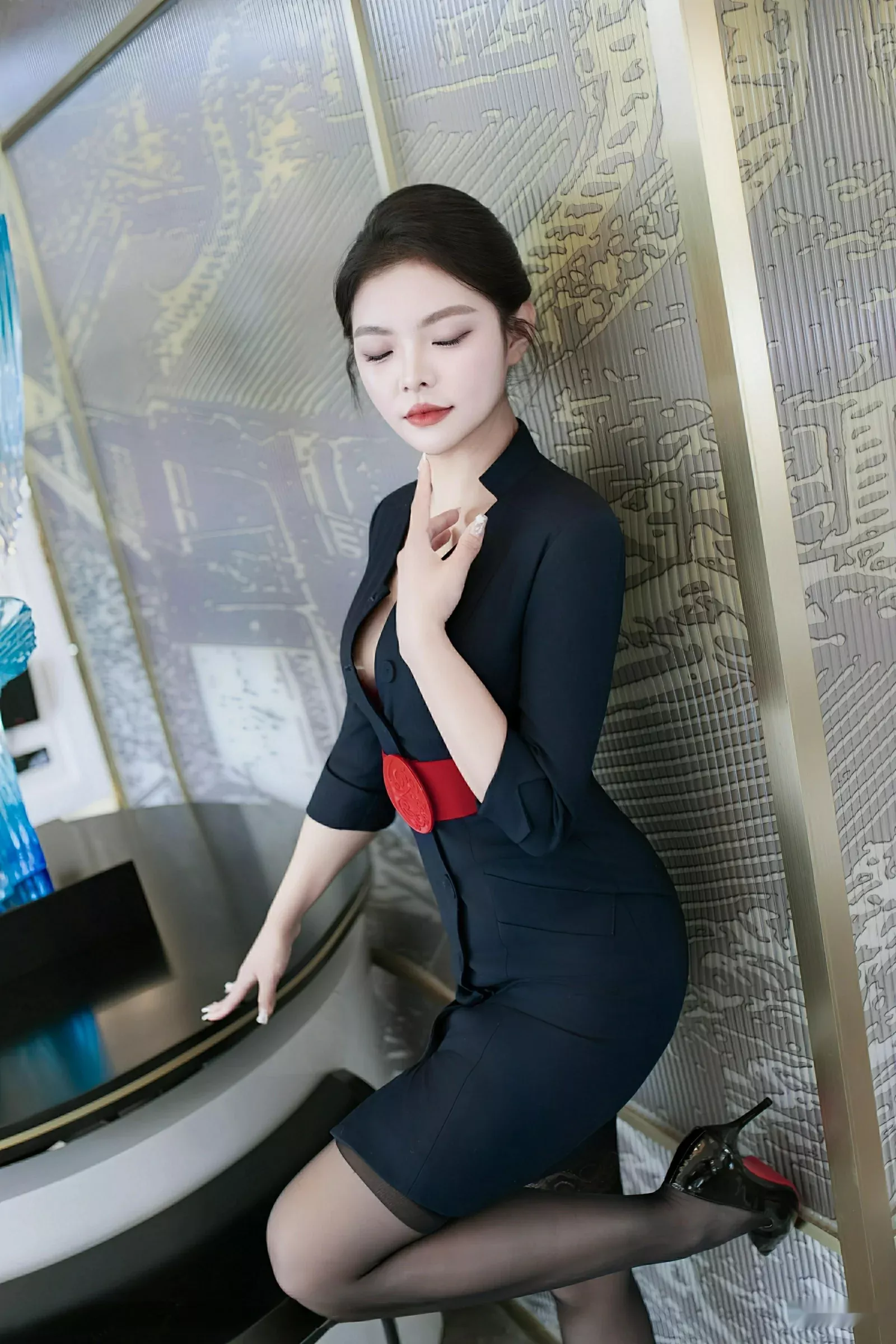 Xgyw.Org_[XiuRen秀人网]No.10574_模特冬安性感OL服饰露红色蕾丝内衣配黑丝袜秀丰满身材诱惑写真78P