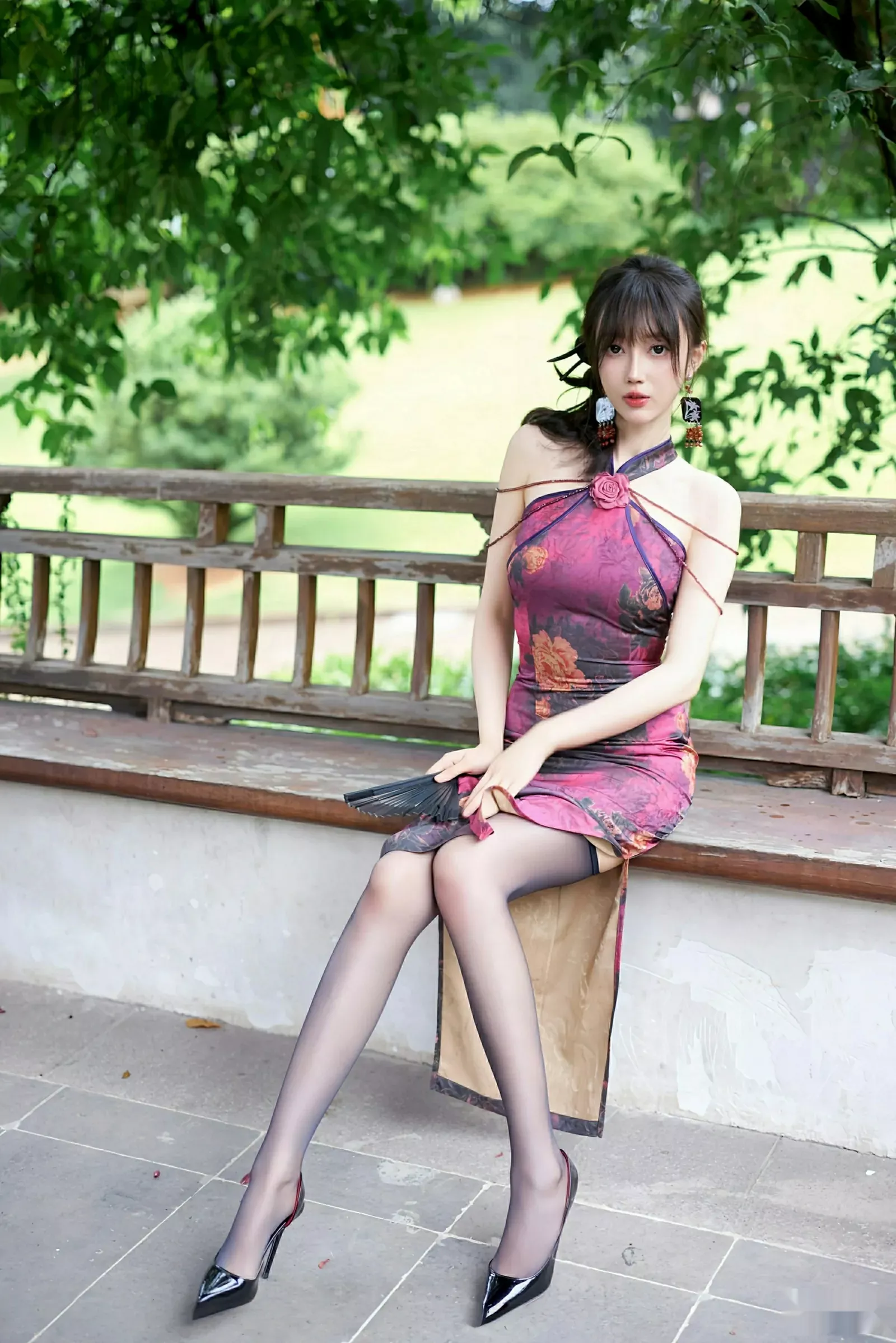 Xgyw.Org_[XiuRen秀人网]No.10593_模特玥儿玥er性感紫色旗袍服饰配黑丝吊袜秀完美身材诱惑写真64P