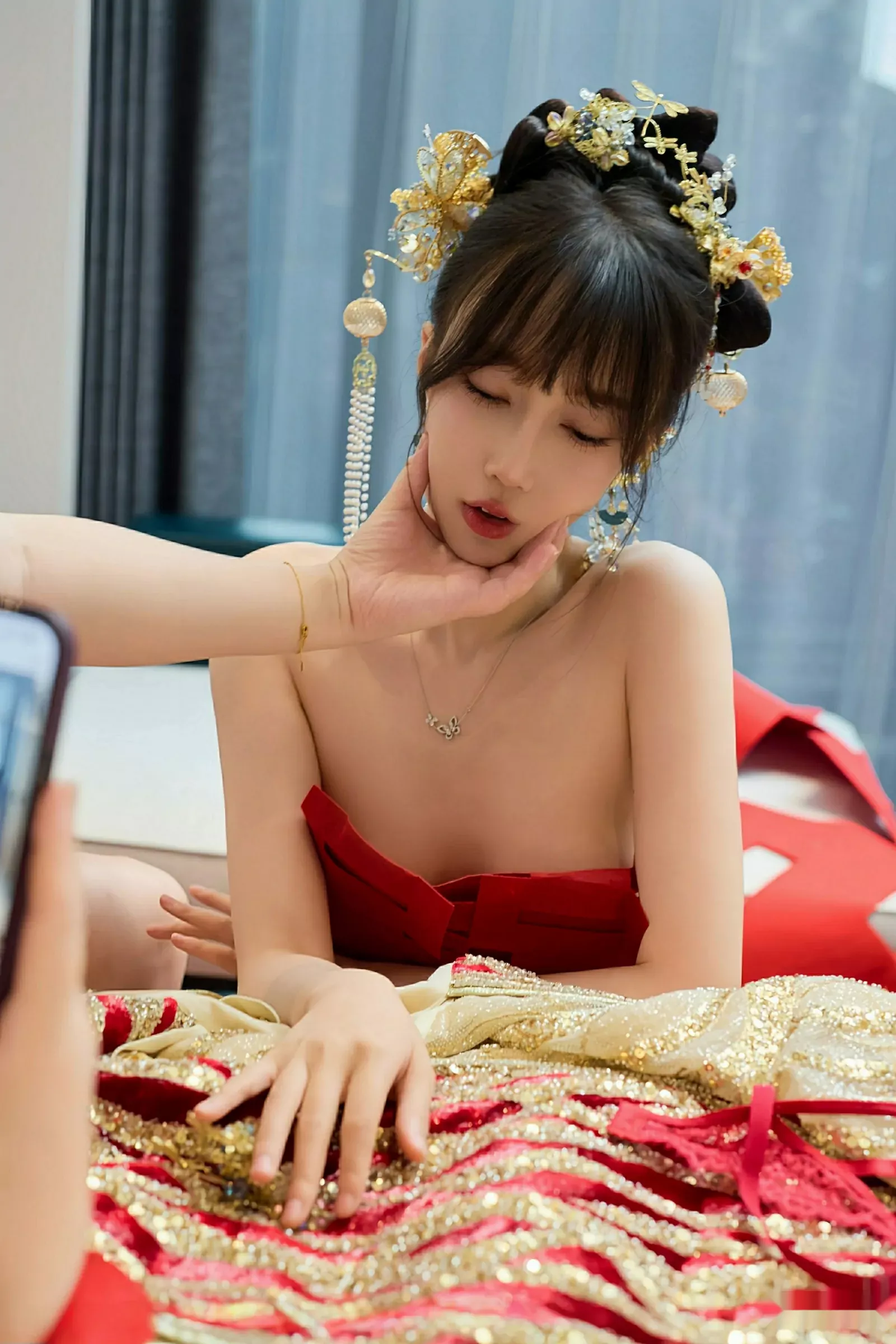 Xgyw.Org_[XiuRen秀人网]No.10567_模特玥儿玥er性感红色蕾丝内衣配超薄肉丝秀完美身材诱惑写真72P