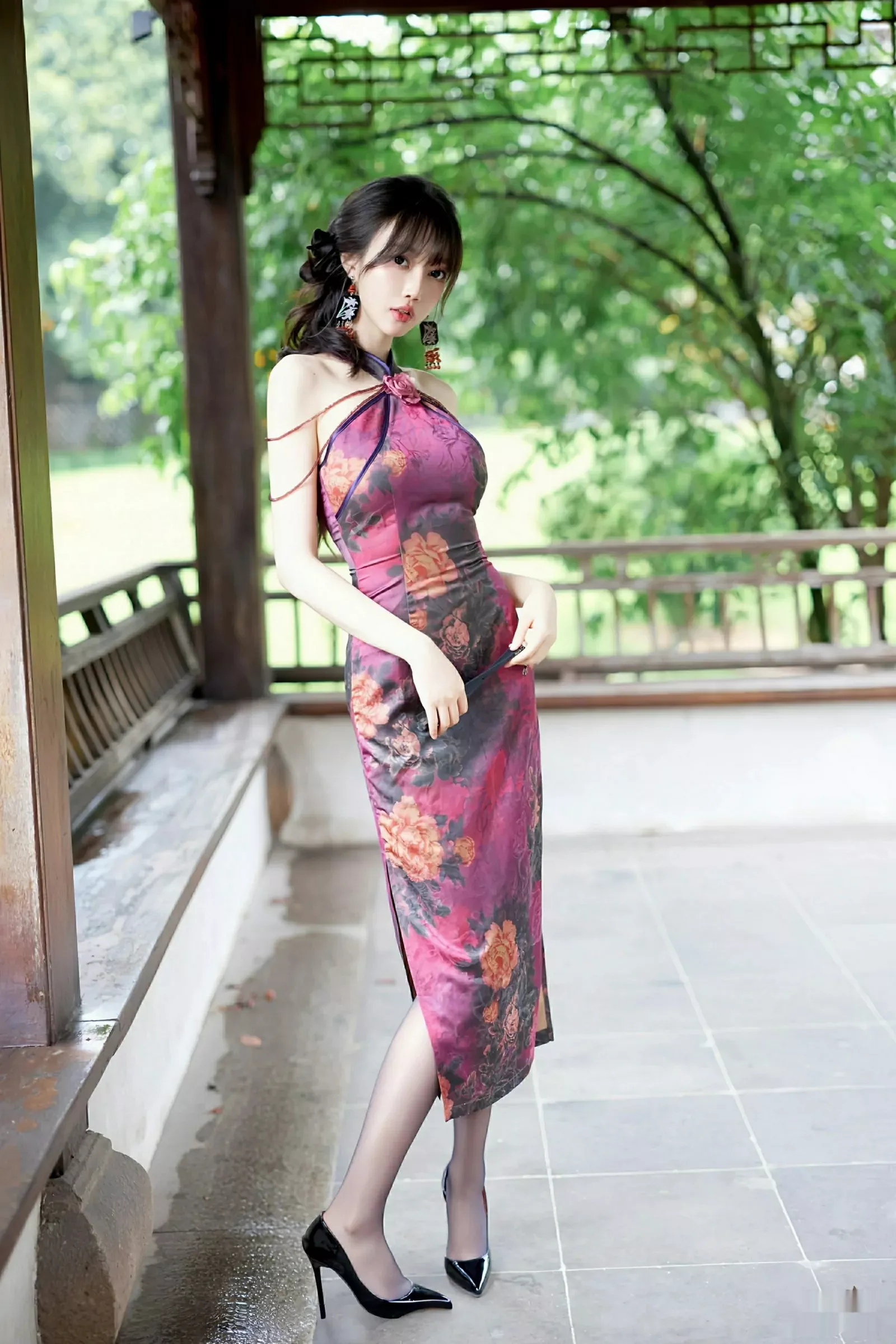 Xgyw.Org_[XiuRen秀人网]No.10593_模特玥儿玥er性感紫色旗袍服饰配黑丝吊袜秀完美身材诱惑写真64P