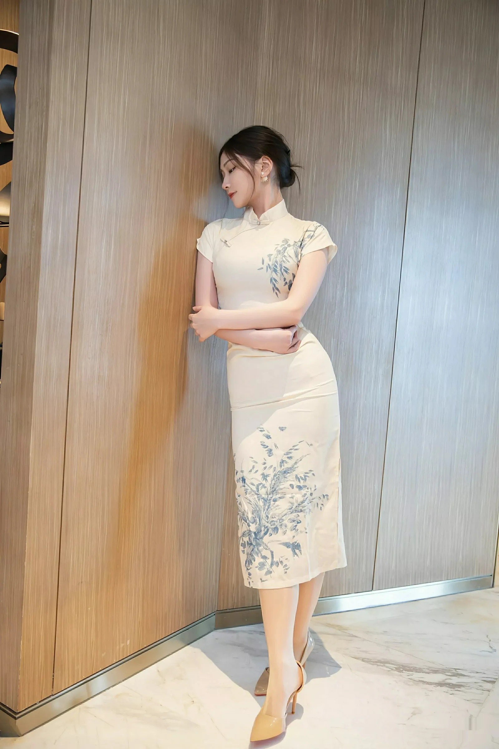 Xgyw.Org_[XiuRen秀人网]No.10605_模特刘婷婷性感浅色旗袍露红色内衣配开档肉丝秀美腿诱惑写真72P