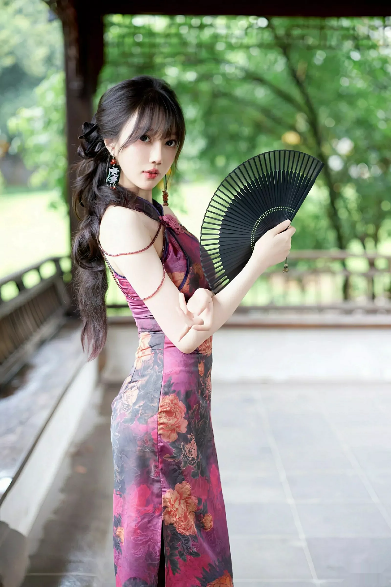 Xgyw.Org_[XiuRen秀人网]No.10593_模特玥儿玥er性感紫色旗袍服饰配黑丝吊袜秀完美身材诱惑写真64P
