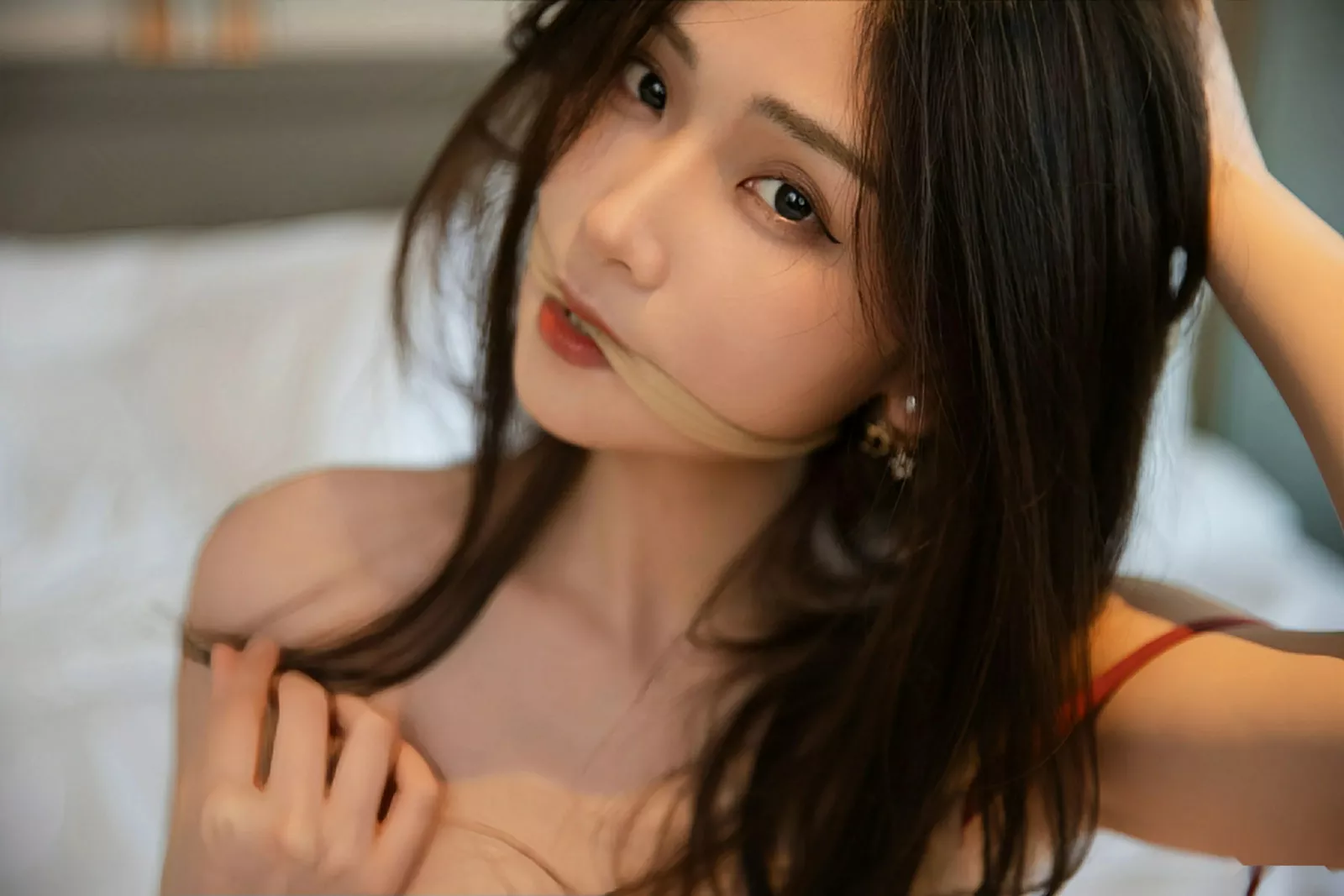 Xgyw.Org_[XiuRen秀人网]No.10605_模特刘婷婷性感浅色旗袍露红色内衣配开档肉丝秀美腿诱惑写真72P