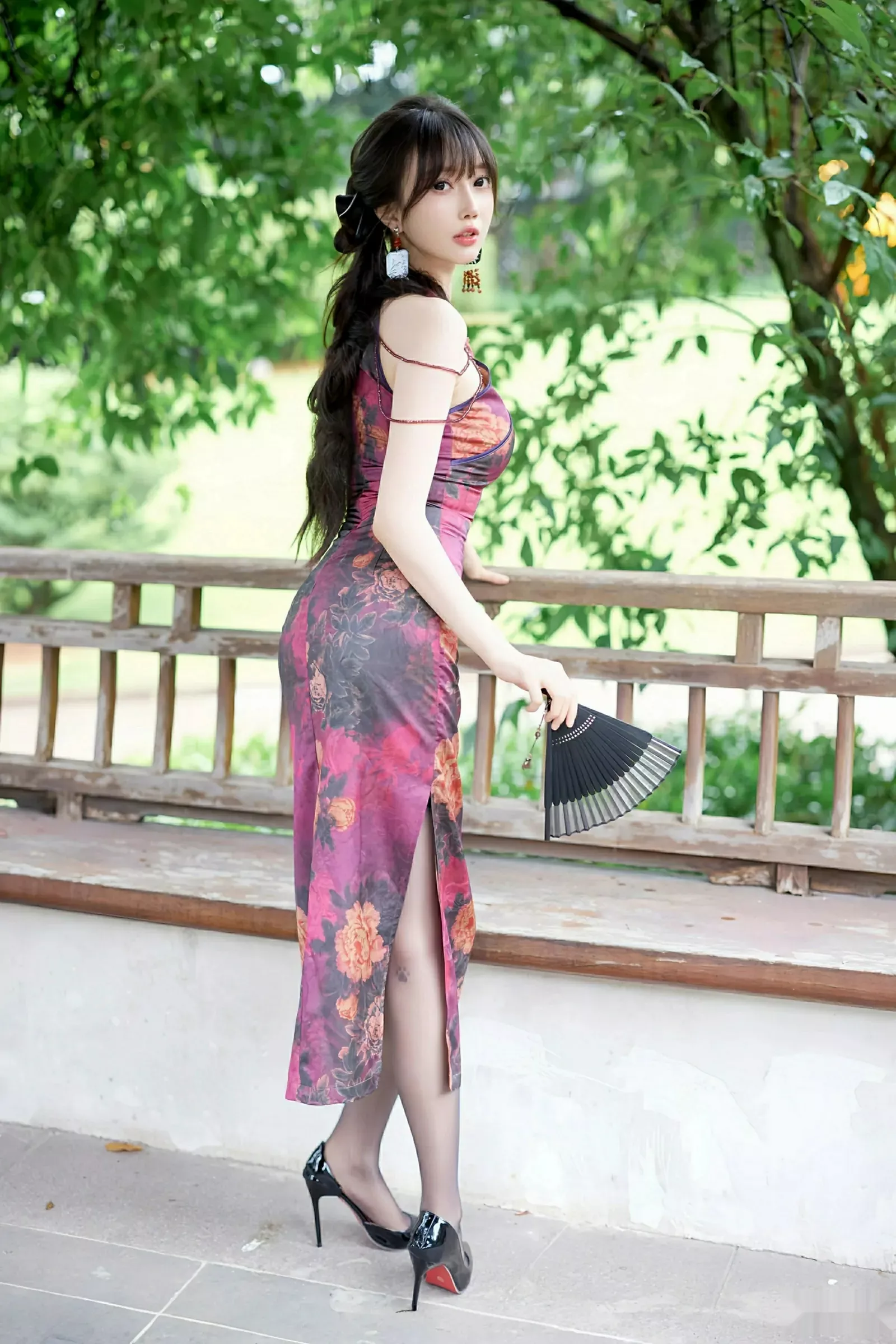 Xgyw.Org_[XiuRen秀人网]No.10593_模特玥儿玥er性感紫色旗袍服饰配黑丝吊袜秀完美身材诱惑写真64P