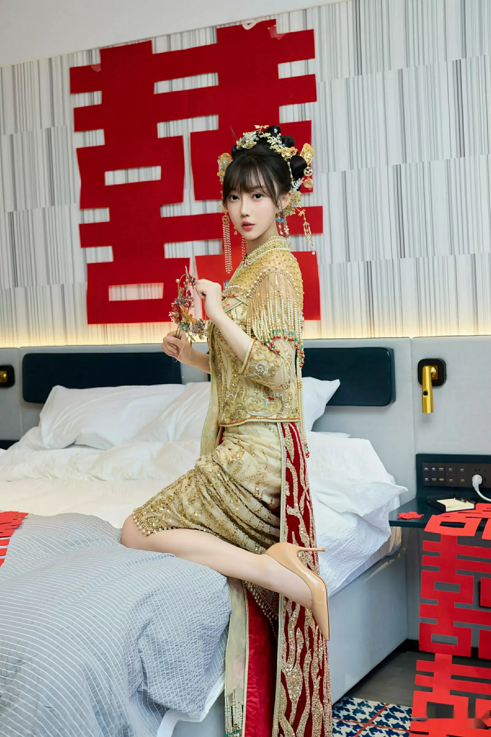 Xgyw.Org_[XiuRen秀人网]No.10567_模特玥儿玥er性感红色蕾丝内衣配超薄肉丝秀完美身材诱惑写真72P