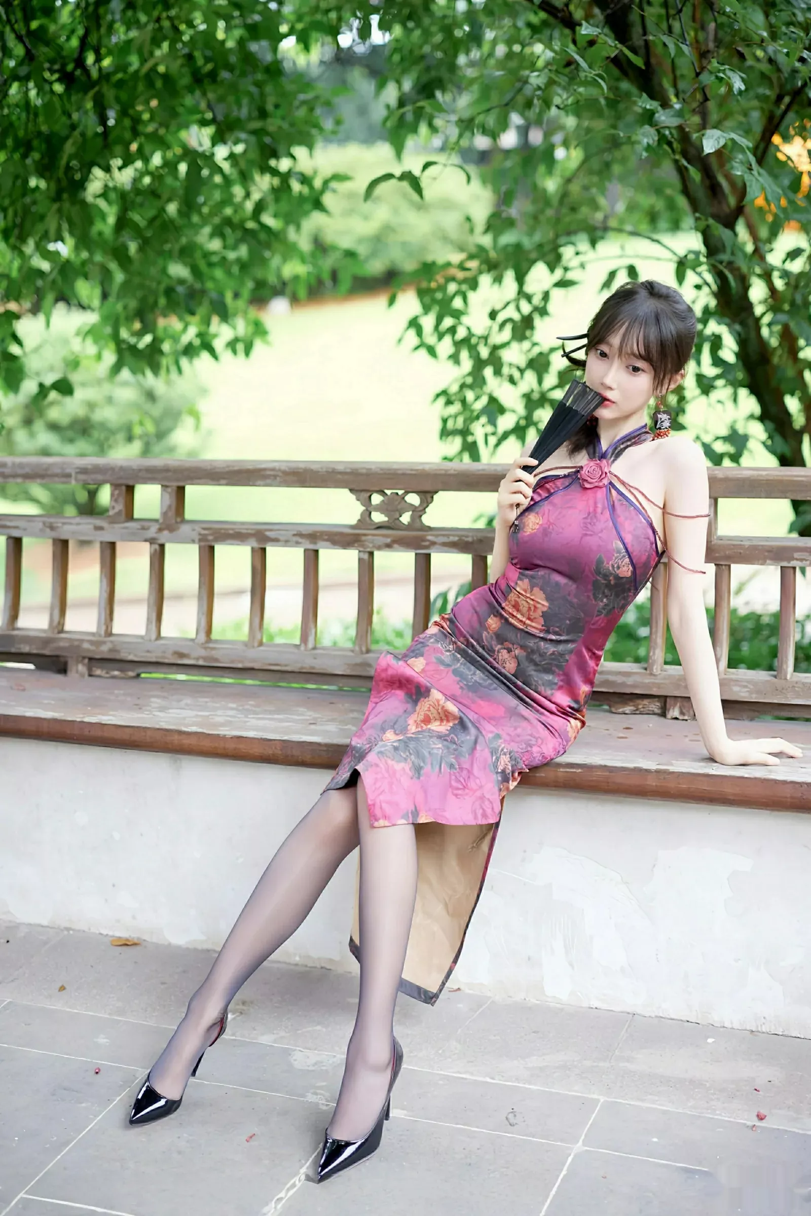 Xgyw.Org_[XiuRen秀人网]No.10593_模特玥儿玥er性感紫色旗袍服饰配黑丝吊袜秀完美身材诱惑写真64P
