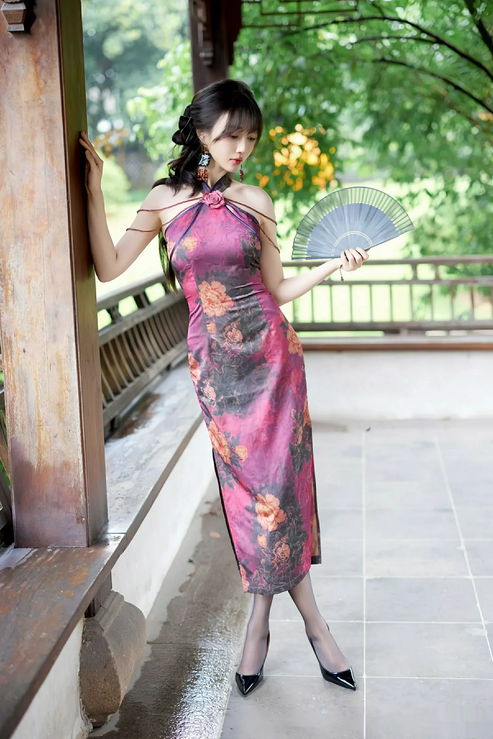 Xgyw.Org_[XiuRen秀人网]No.10593_模特玥儿玥er性感紫色旗袍服饰配黑丝吊袜秀完美身材诱惑写真64P