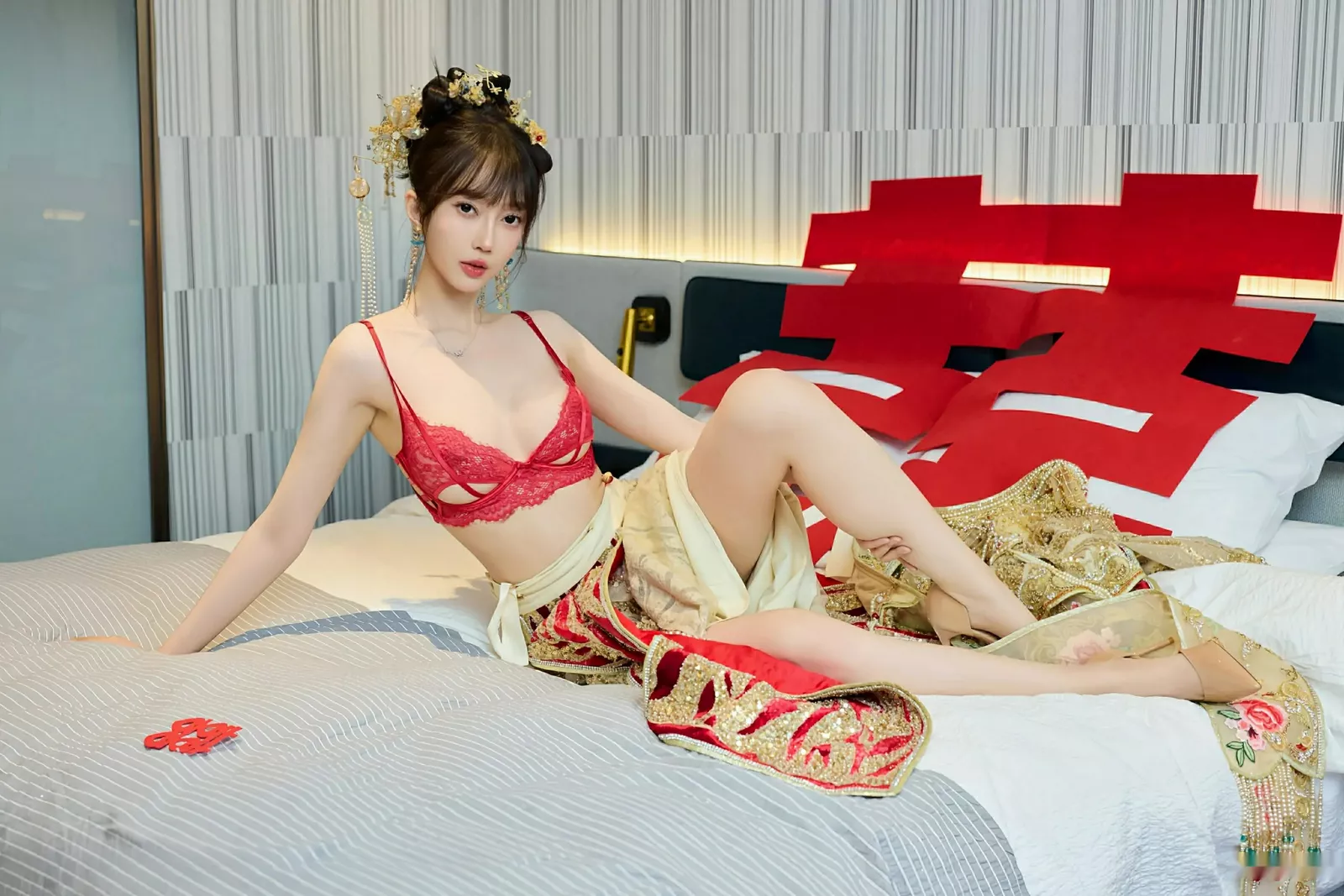 Xgyw.Org_[XiuRen秀人网]No.10567_模特玥儿玥er性感红色蕾丝内衣配超薄肉丝秀完美身材诱惑写真72P