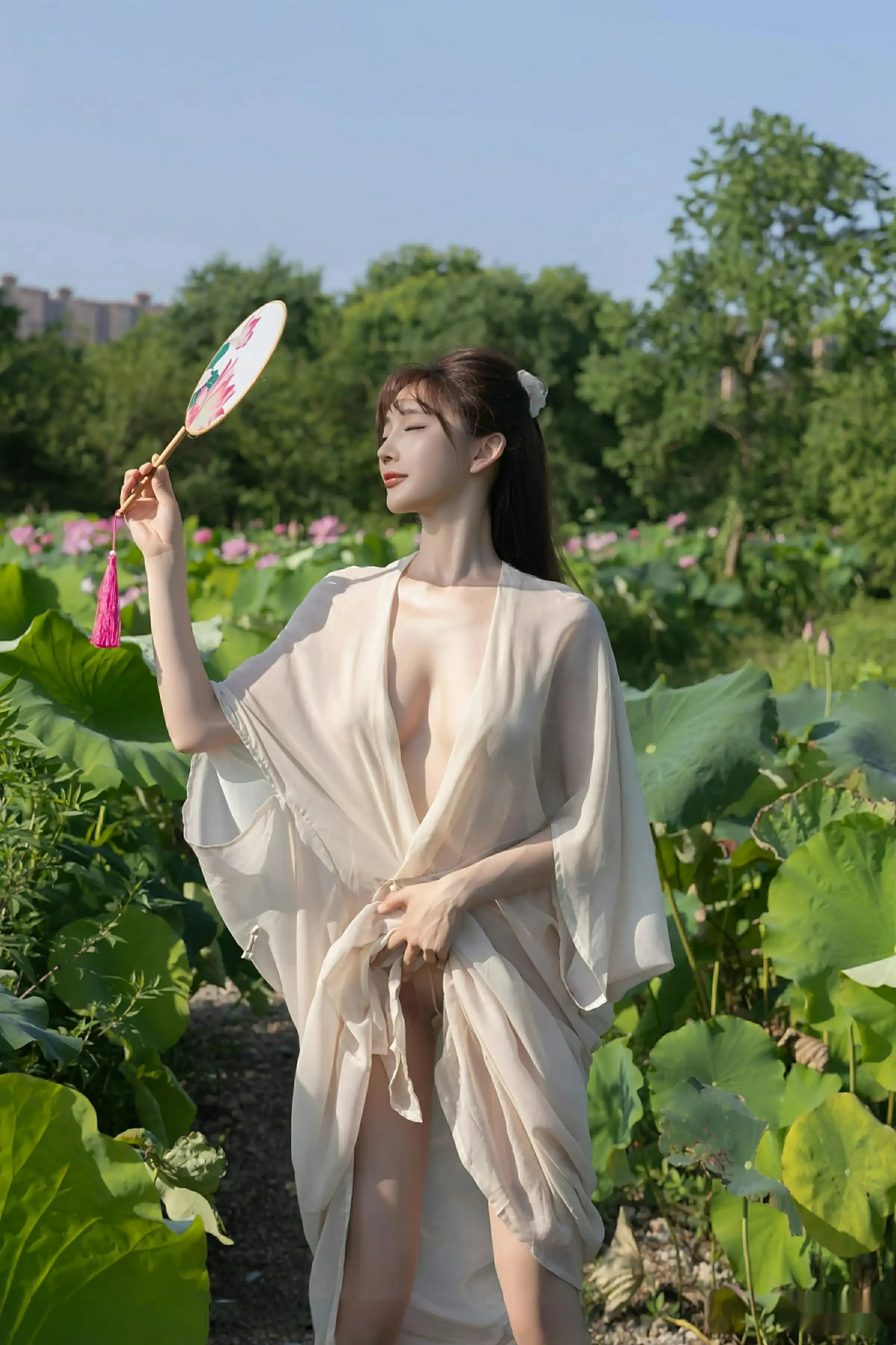 Xgyw.Org_[XiuRen秀人网]No.10630_模特陆萱萱户外性感浅色薄纱服饰配超薄肉丝秀柔美身姿诱惑写真76P