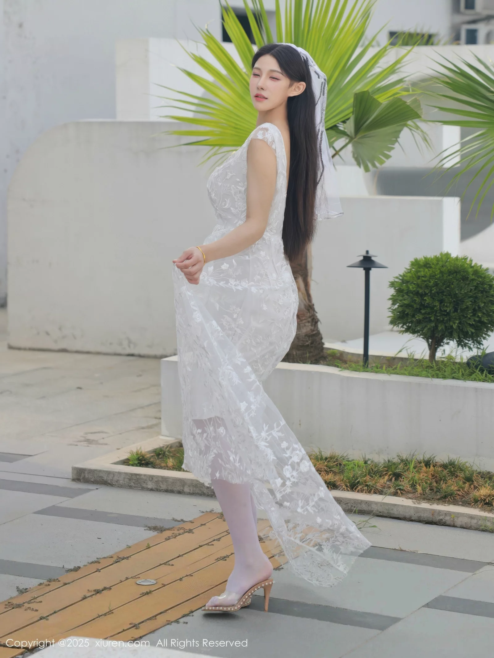 Xgyw.Org_[XiuRen秀人网]No.10661_模特梨霜儿性感低胸白色婚纱配白色丝袜秀丰腴身材完美诱惑写真82P