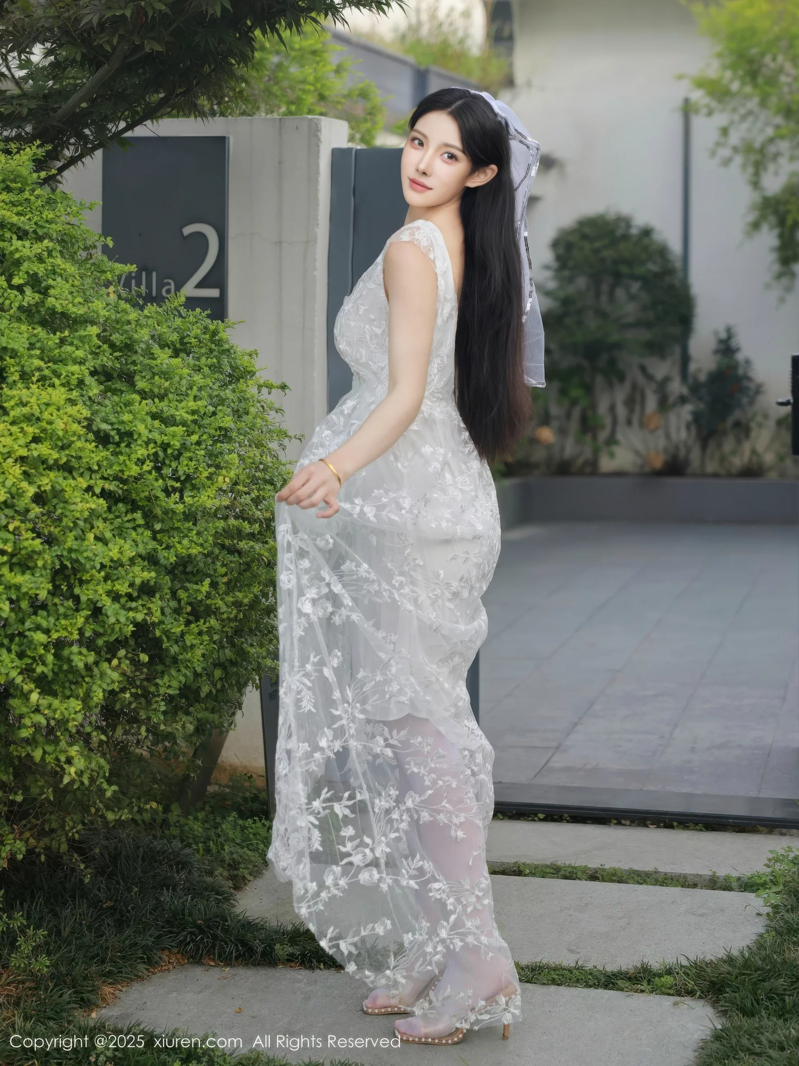 Xgyw.Org_[XiuRen秀人网]No.10661_模特梨霜儿性感低胸白色婚纱配白色丝袜秀丰腴身材完美诱惑写真82P