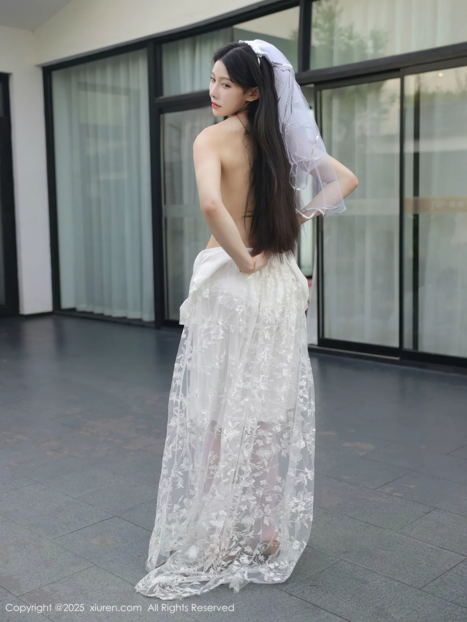Xgyw.Org_[XiuRen秀人网]No.10661_模特梨霜儿性感低胸白色婚纱配白色丝袜秀丰腴身材完美诱惑写真82P