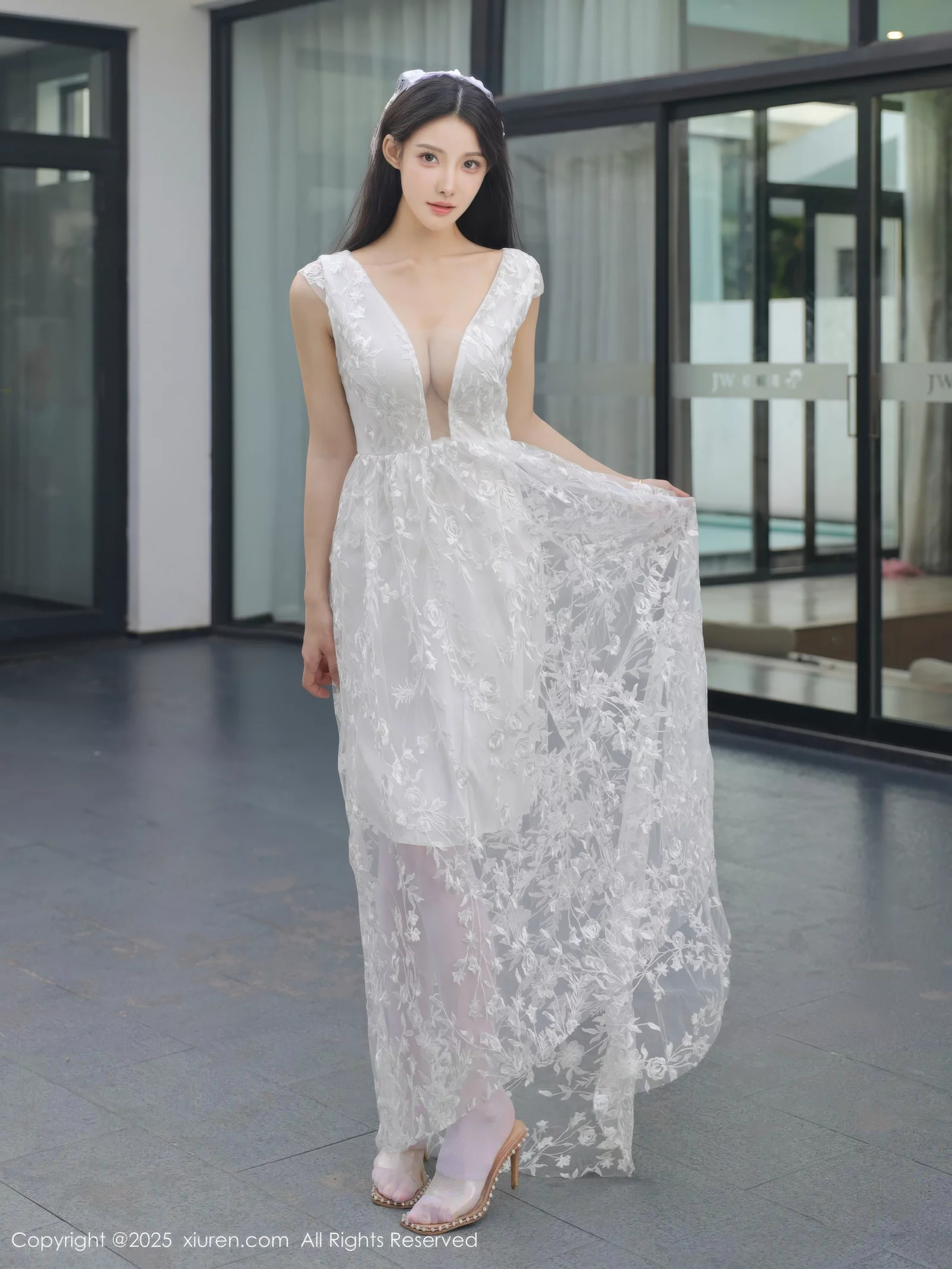 Xgyw.Org_[XiuRen秀人网]No.10661_模特梨霜儿性感低胸白色婚纱配白色丝袜秀丰腴身材完美诱惑写真82P