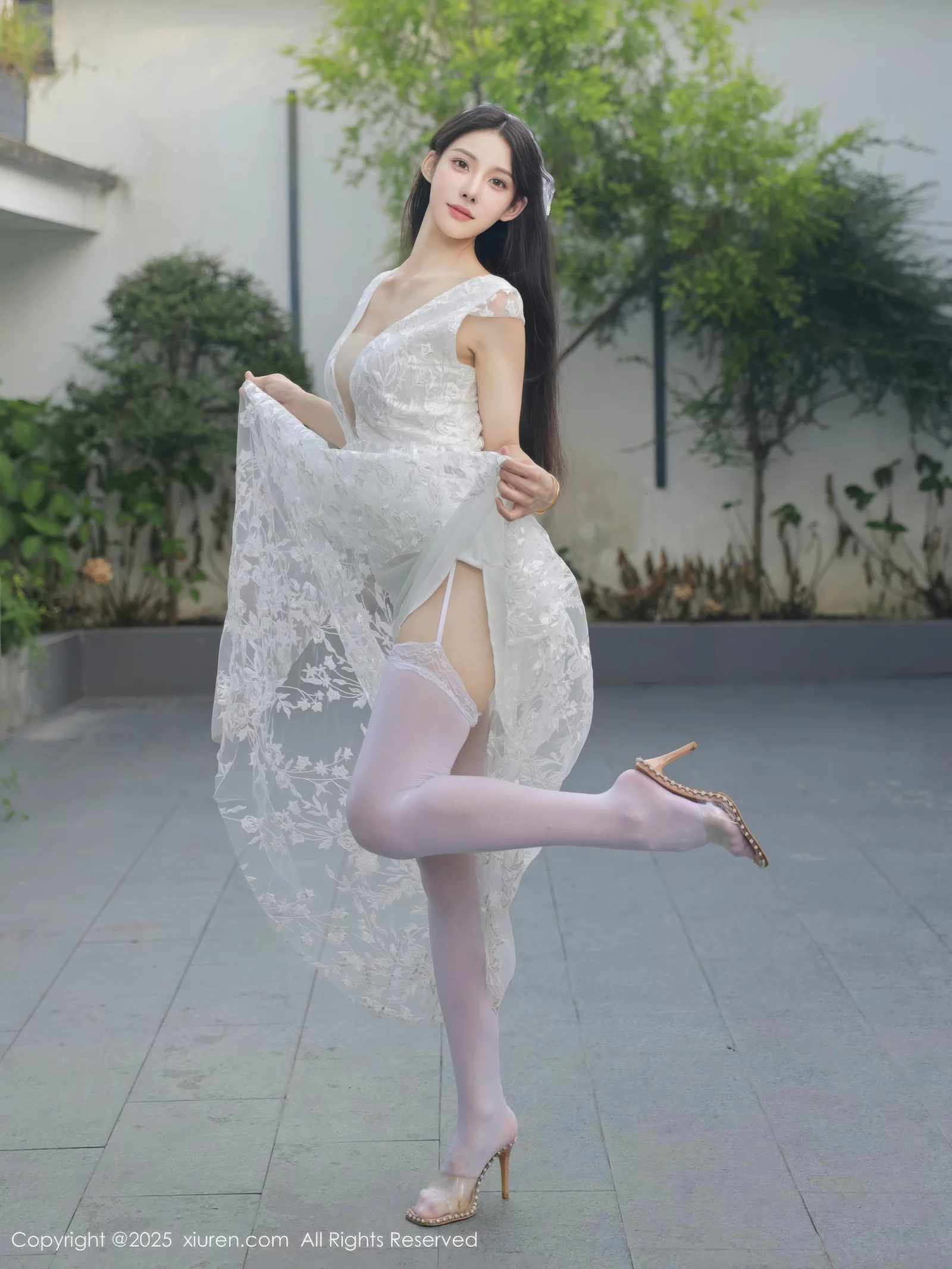 Xgyw.Org_[XiuRen秀人网]No.10661_模特梨霜儿性感低胸白色婚纱配白色丝袜秀丰腴身材完美诱惑写真82P
