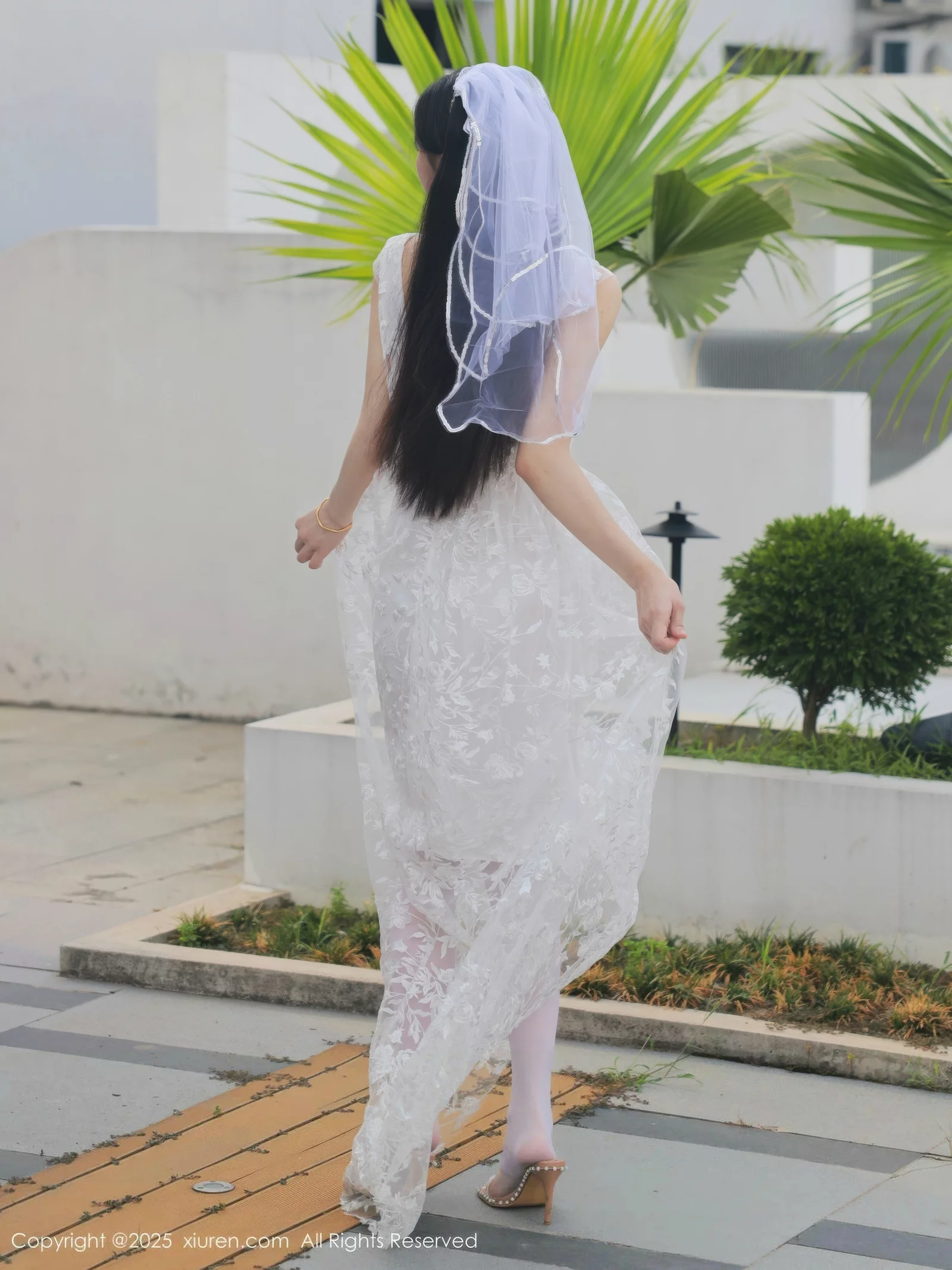 Xgyw.Org_[XiuRen秀人网]No.10661_模特梨霜儿性感低胸白色婚纱配白色丝袜秀丰腴身材完美诱惑写真82P