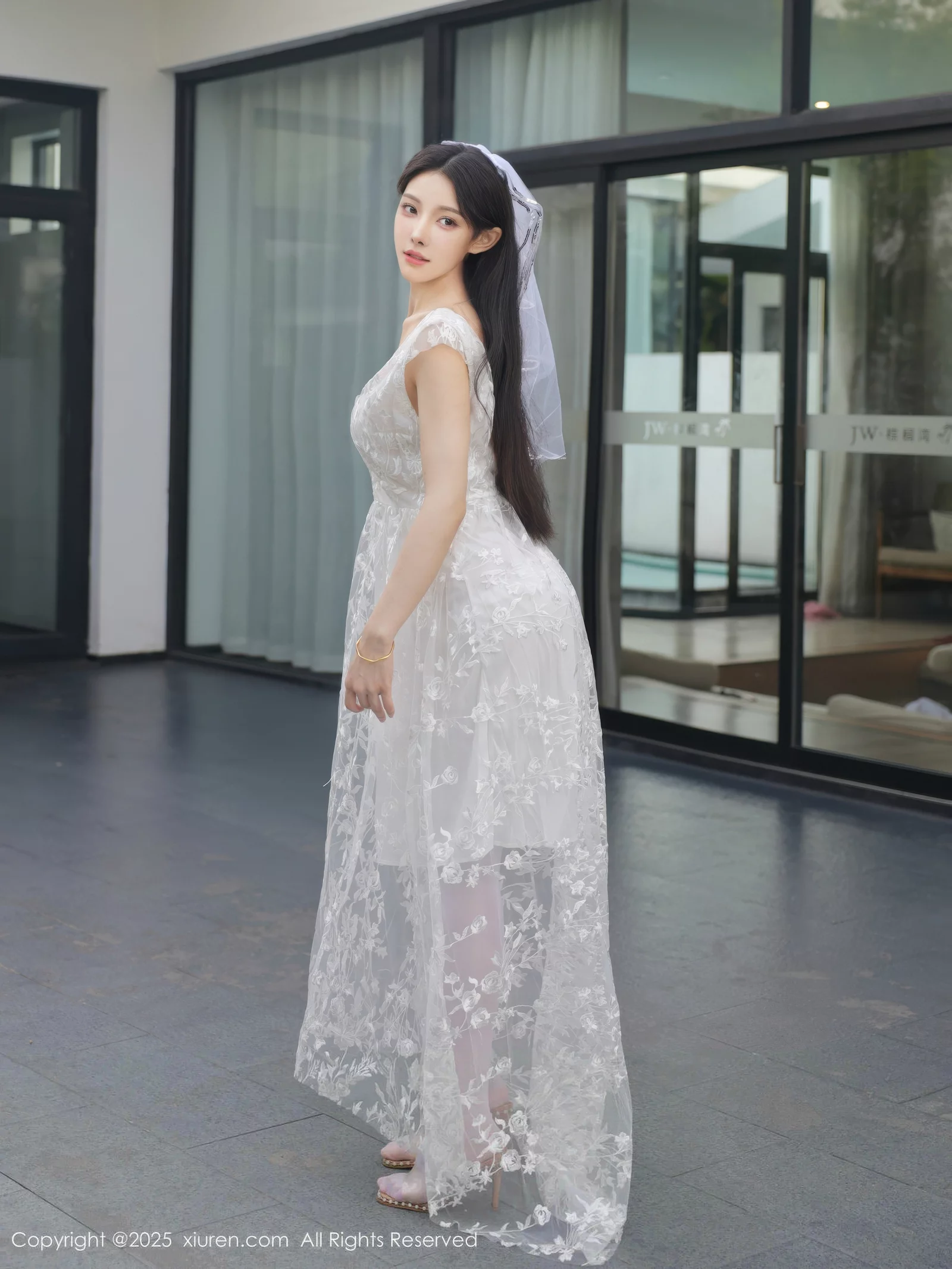 Xgyw.Org_[XiuRen秀人网]No.10661_模特梨霜儿性感低胸白色婚纱配白色丝袜秀丰腴身材完美诱惑写真82P