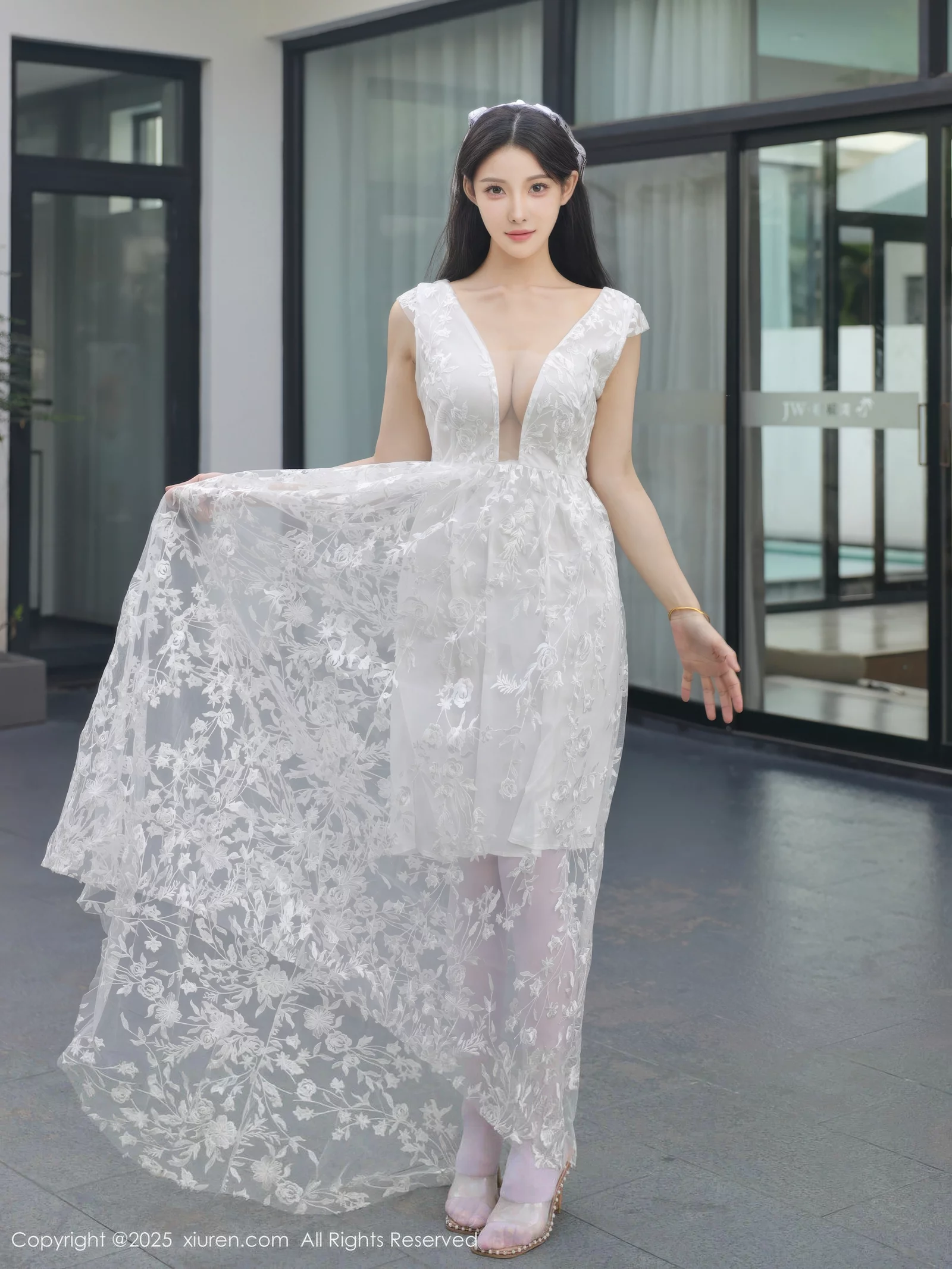 Xgyw.Org_[XiuRen秀人网]No.10661_模特梨霜儿性感低胸白色婚纱配白色丝袜秀丰腴身材完美诱惑写真82P