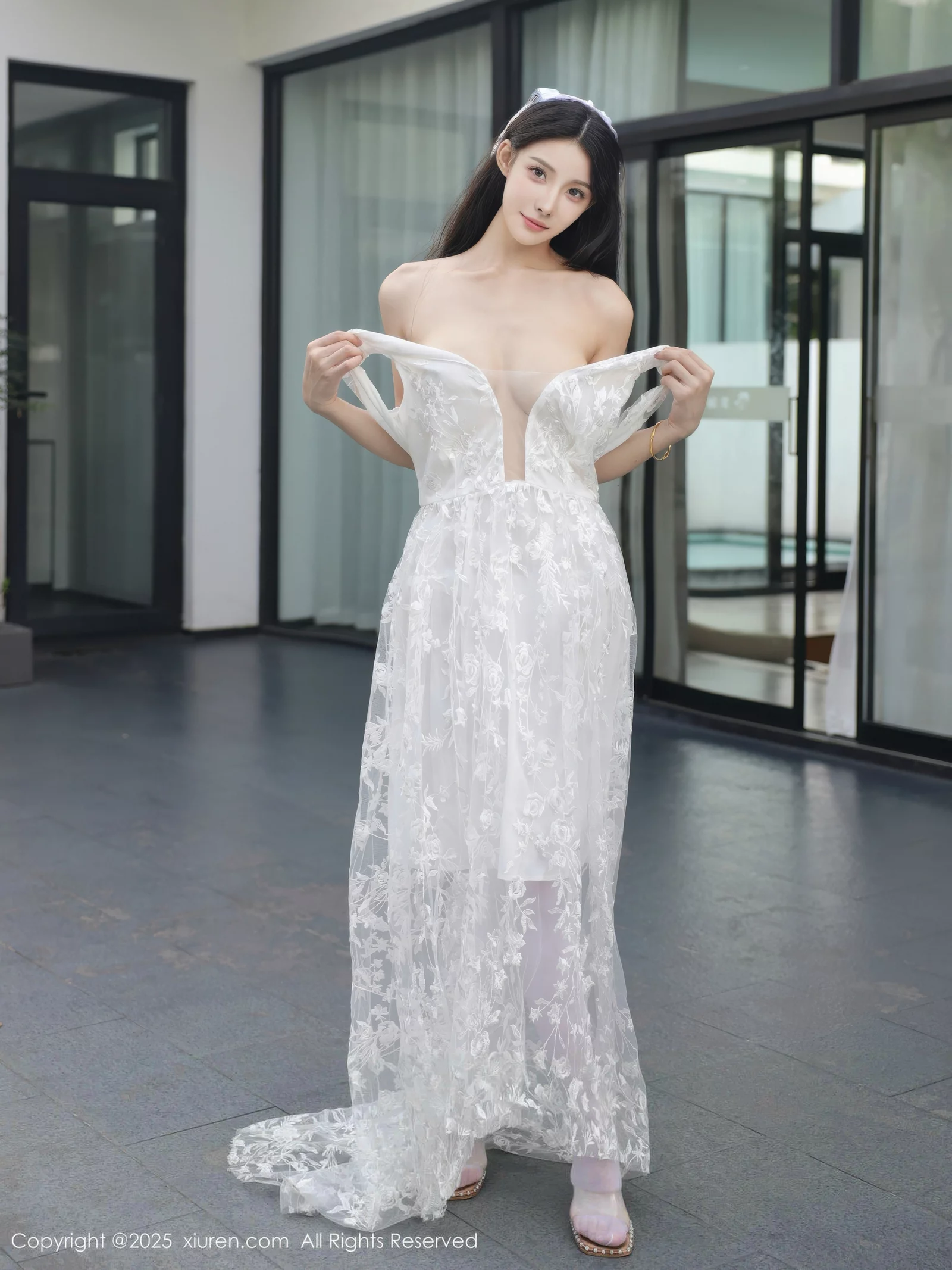 Xgyw.Org_[XiuRen秀人网]No.10661_模特梨霜儿性感低胸白色婚纱配白色丝袜秀丰腴身材完美诱惑写真82P