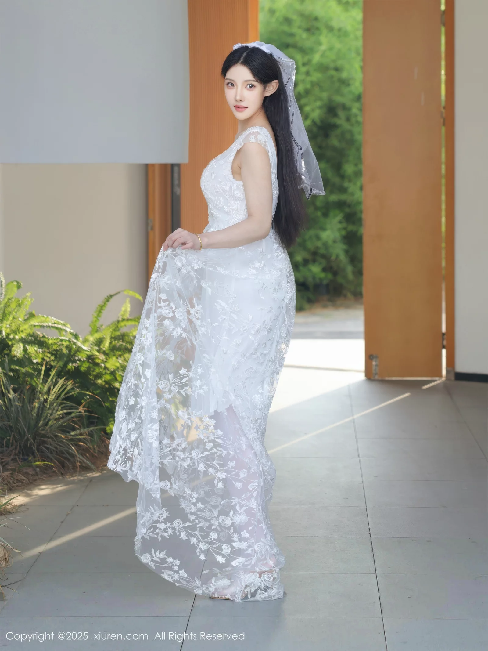 Xgyw.Org_[XiuRen秀人网]No.10661_模特梨霜儿性感低胸白色婚纱配白色丝袜秀丰腴身材完美诱惑写真82P