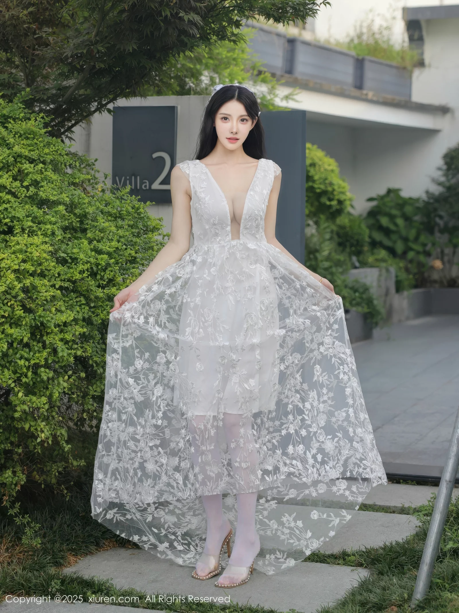 Xgyw.Org_[XiuRen秀人网]No.10661_模特梨霜儿性感低胸白色婚纱配白色丝袜秀丰腴身材完美诱惑写真82P