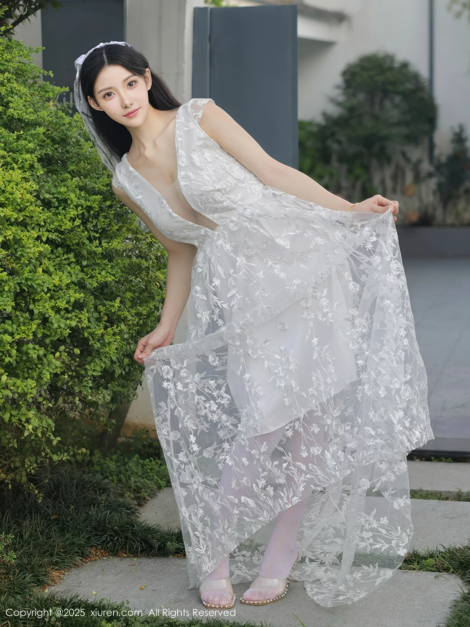 Xgyw.Org_[XiuRen秀人网]No.10661_模特梨霜儿性感低胸白色婚纱配白色丝袜秀丰腴身材完美诱惑写真82P