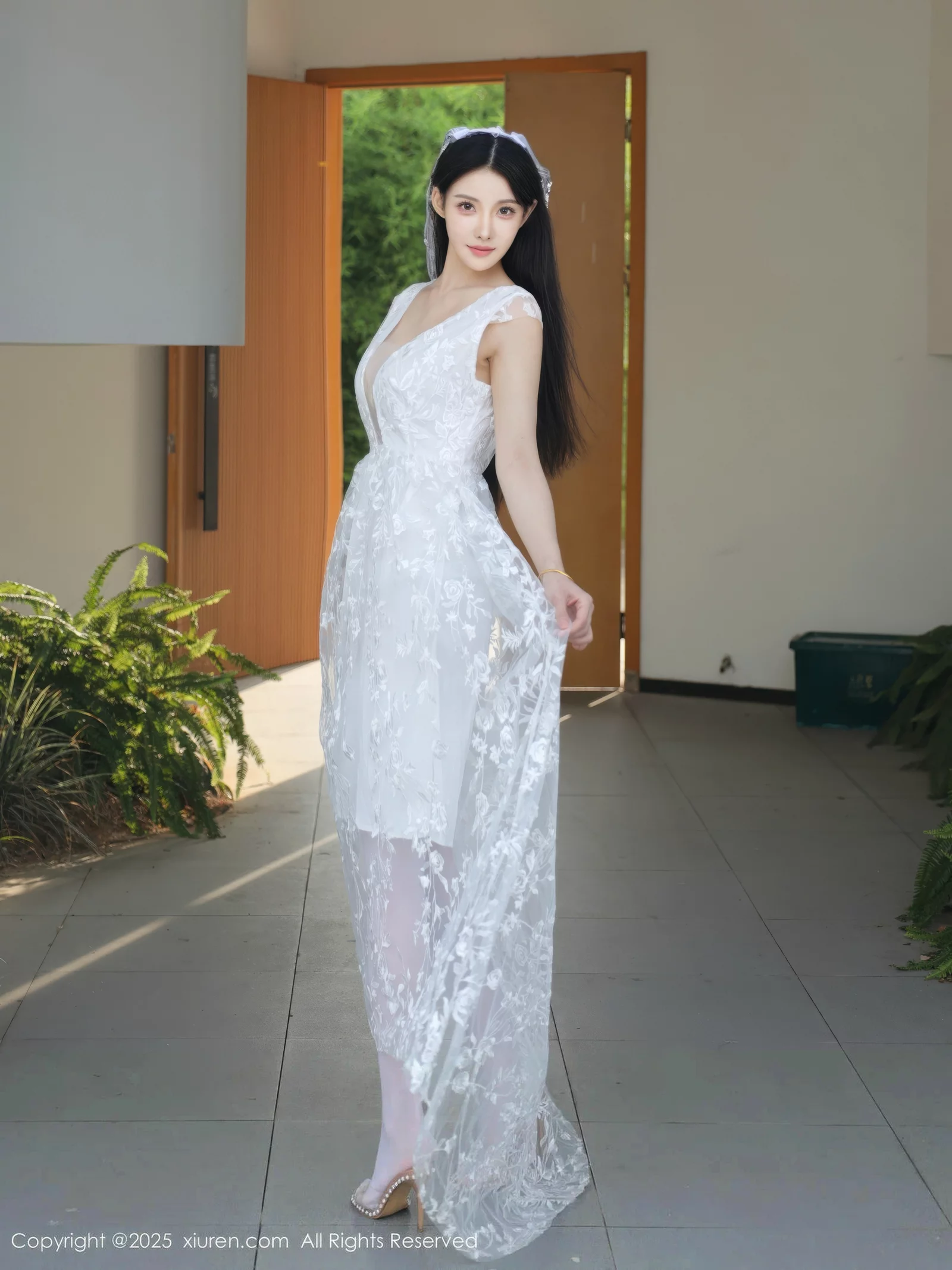Xgyw.Org_[XiuRen秀人网]No.10661_模特梨霜儿性感低胸白色婚纱配白色丝袜秀丰腴身材完美诱惑写真82P