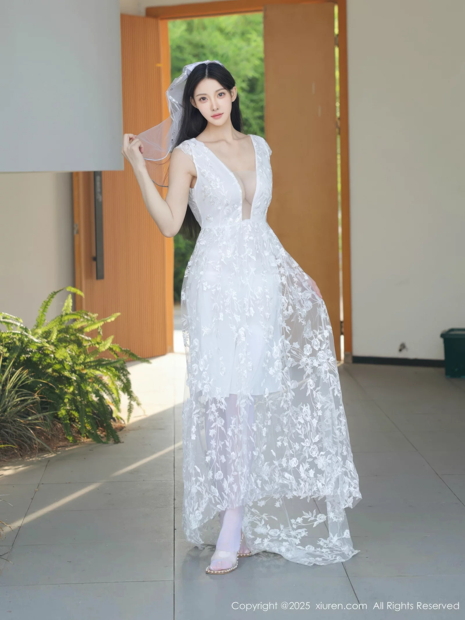 Xgyw.Org_[XiuRen秀人网]No.10661_模特梨霜儿性感低胸白色婚纱配白色丝袜秀丰腴身材完美诱惑写真82P