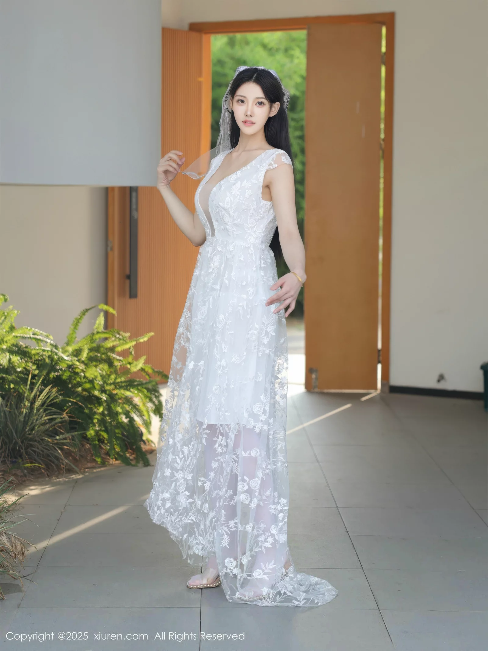 Xgyw.Org_[XiuRen秀人网]No.10661_模特梨霜儿性感低胸白色婚纱配白色丝袜秀丰腴身材完美诱惑写真82P
