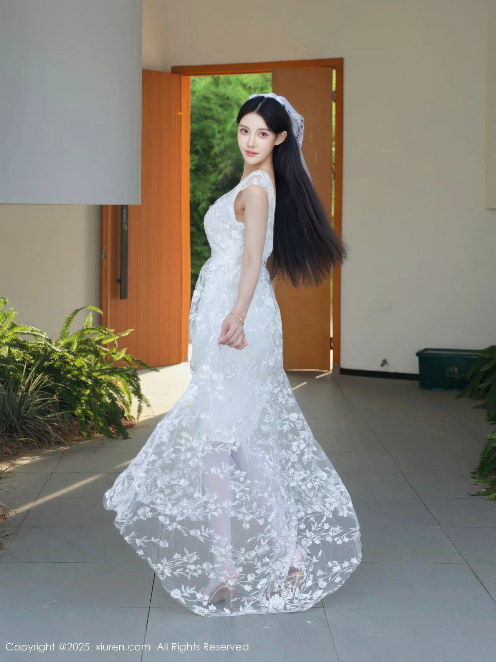 Xgyw.Org_[XiuRen秀人网]No.10661_模特梨霜儿性感低胸白色婚纱配白色丝袜秀丰腴身材完美诱惑写真82P