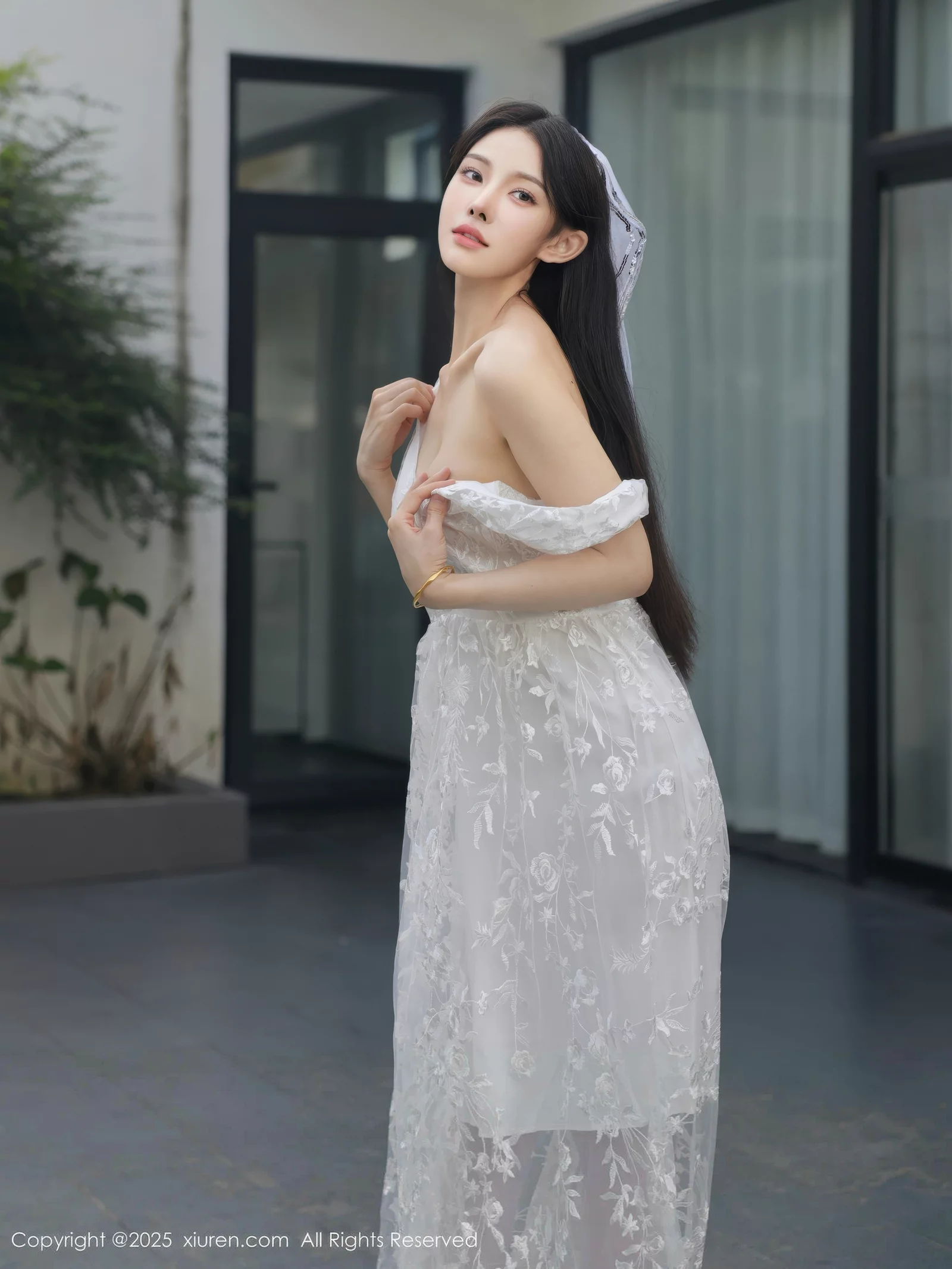 Xgyw.Org_[XiuRen秀人网]No.10661_模特梨霜儿性感低胸白色婚纱配白色丝袜秀丰腴身材完美诱惑写真82P