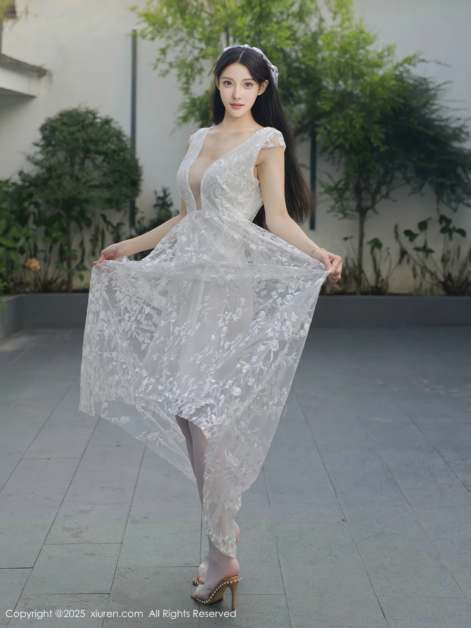 Xgyw.Org_[XiuRen秀人网]No.10661_模特梨霜儿性感低胸白色婚纱配白色丝袜秀丰腴身材完美诱惑写真82P