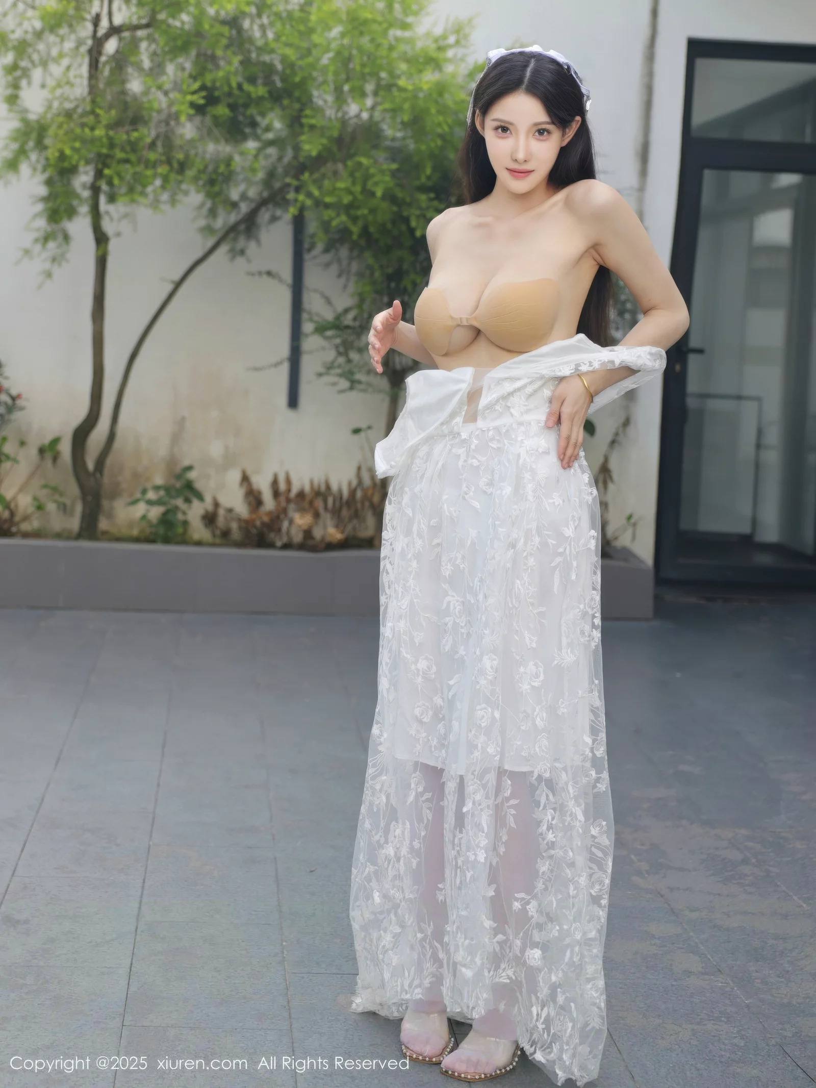 Xgyw.Org_[XiuRen秀人网]No.10661_模特梨霜儿性感低胸白色婚纱配白色丝袜秀丰腴身材完美诱惑写真82P