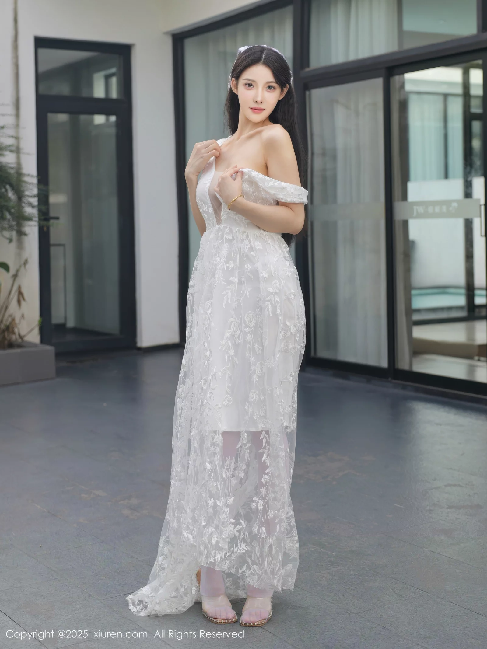 Xgyw.Org_[XiuRen秀人网]No.10661_模特梨霜儿性感低胸白色婚纱配白色丝袜秀丰腴身材完美诱惑写真82P