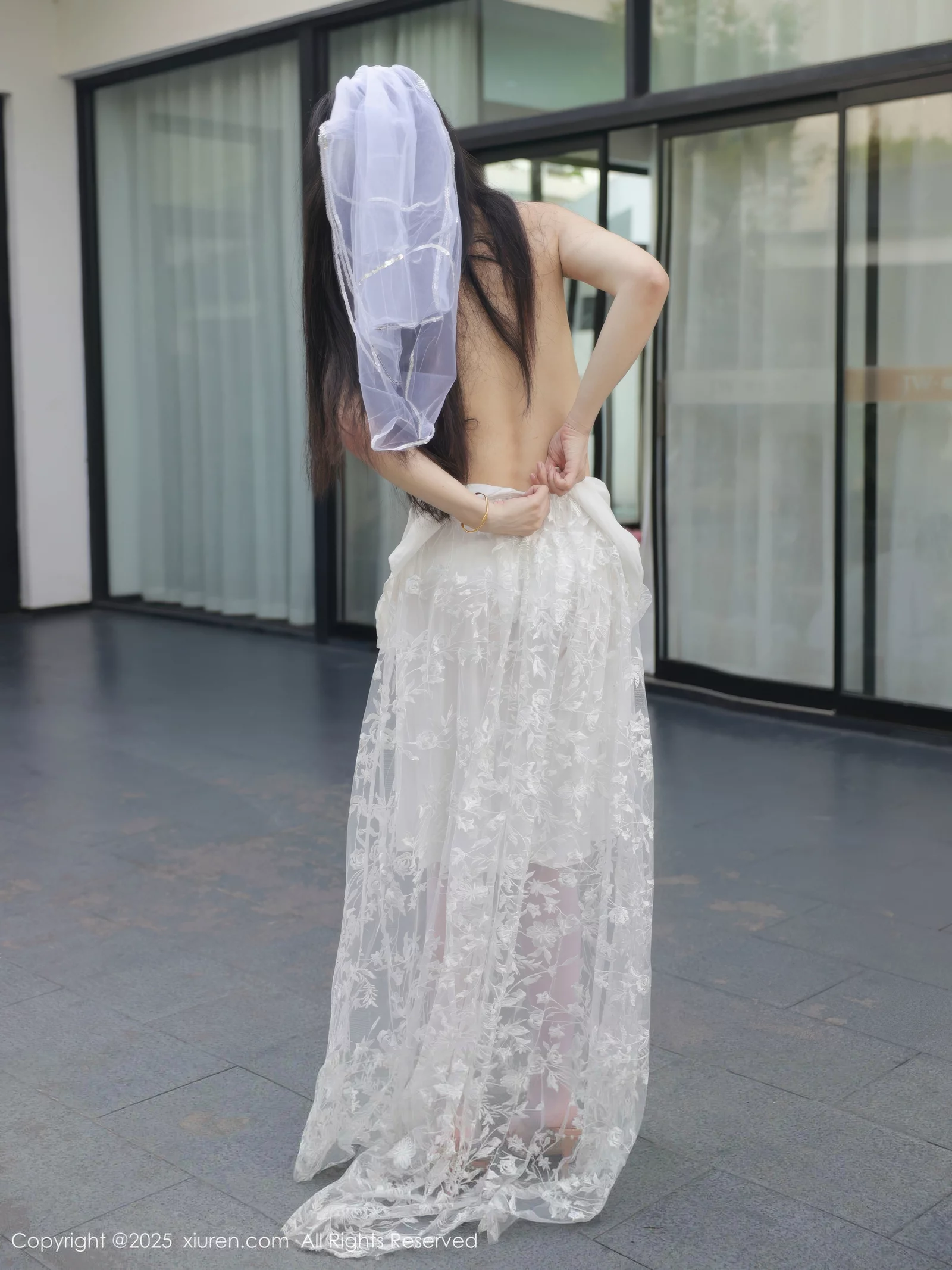 Xgyw.Org_[XiuRen秀人网]No.10661_模特梨霜儿性感低胸白色婚纱配白色丝袜秀丰腴身材完美诱惑写真82P