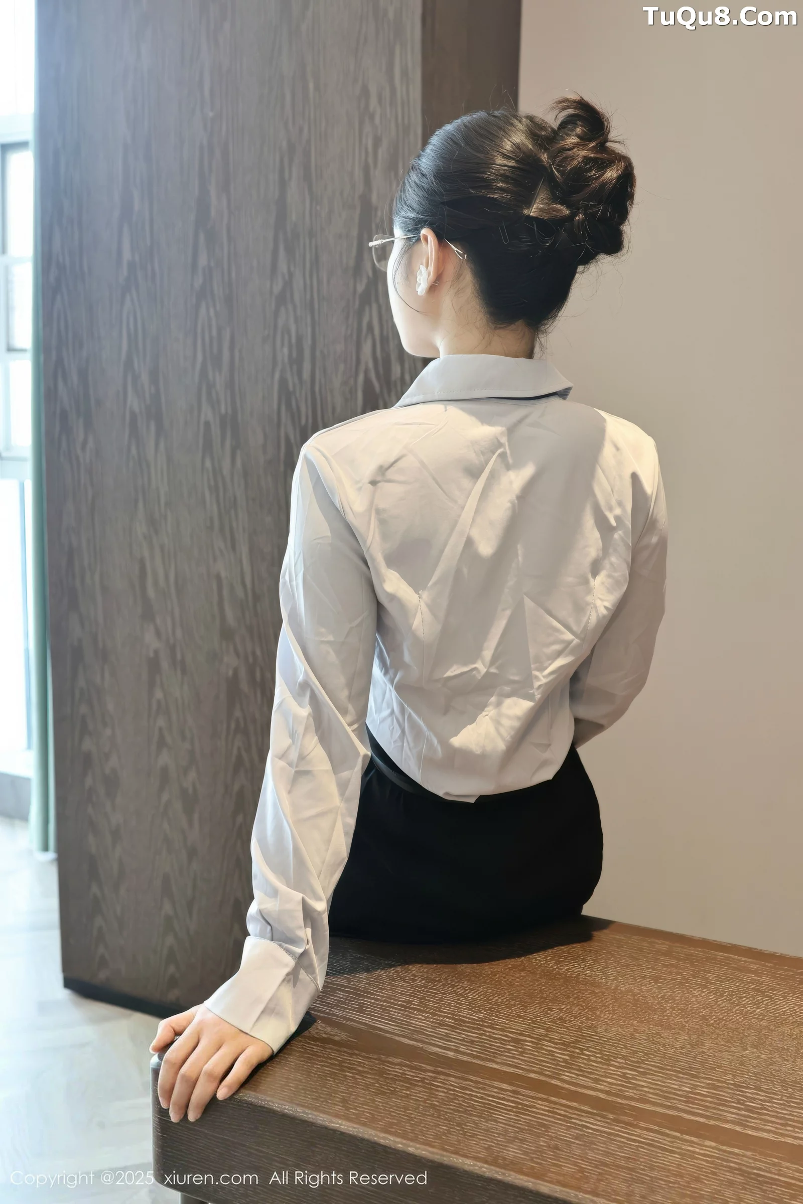 Xgyw.Org_[XiuRen秀人网]No.10674_模特糯梨子性感蓝色衬衫配黑短裙露超薄肉丝秀曼妙身姿诱惑写真60P