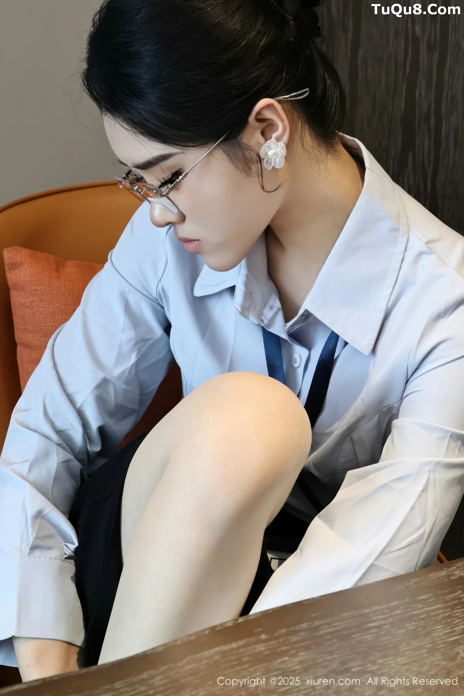 Xgyw.Org_[XiuRen秀人网]No.10674_模特糯梨子性感蓝色衬衫配黑短裙露超薄肉丝秀曼妙身姿诱惑写真60P