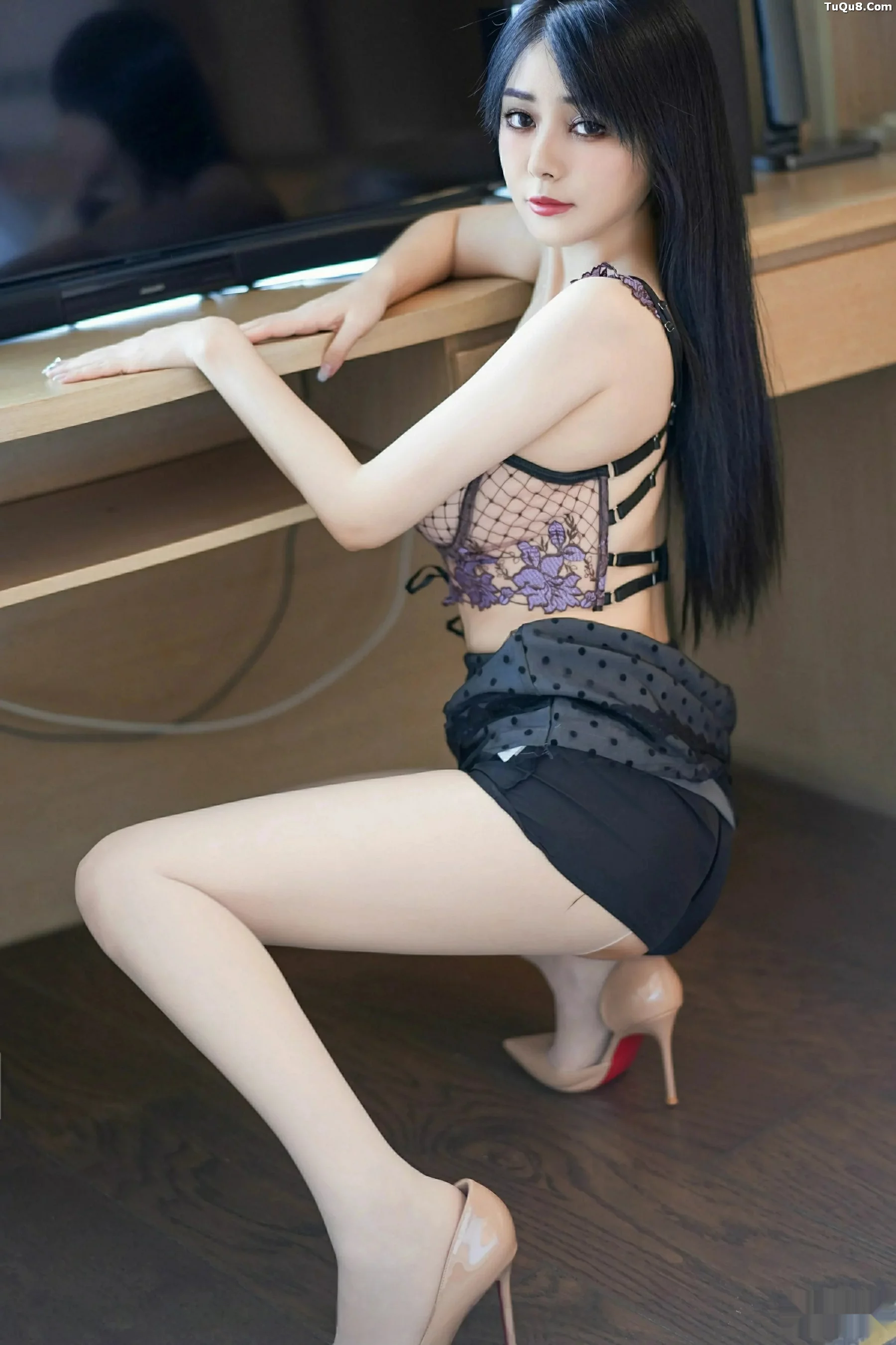 Xgyw.Org_[YouMi尤蜜荟]Vol.1169_模特凯竹Quinn黑色蕾丝波点短裙配白色丝袜秀丰腴身姿诱惑写真69P