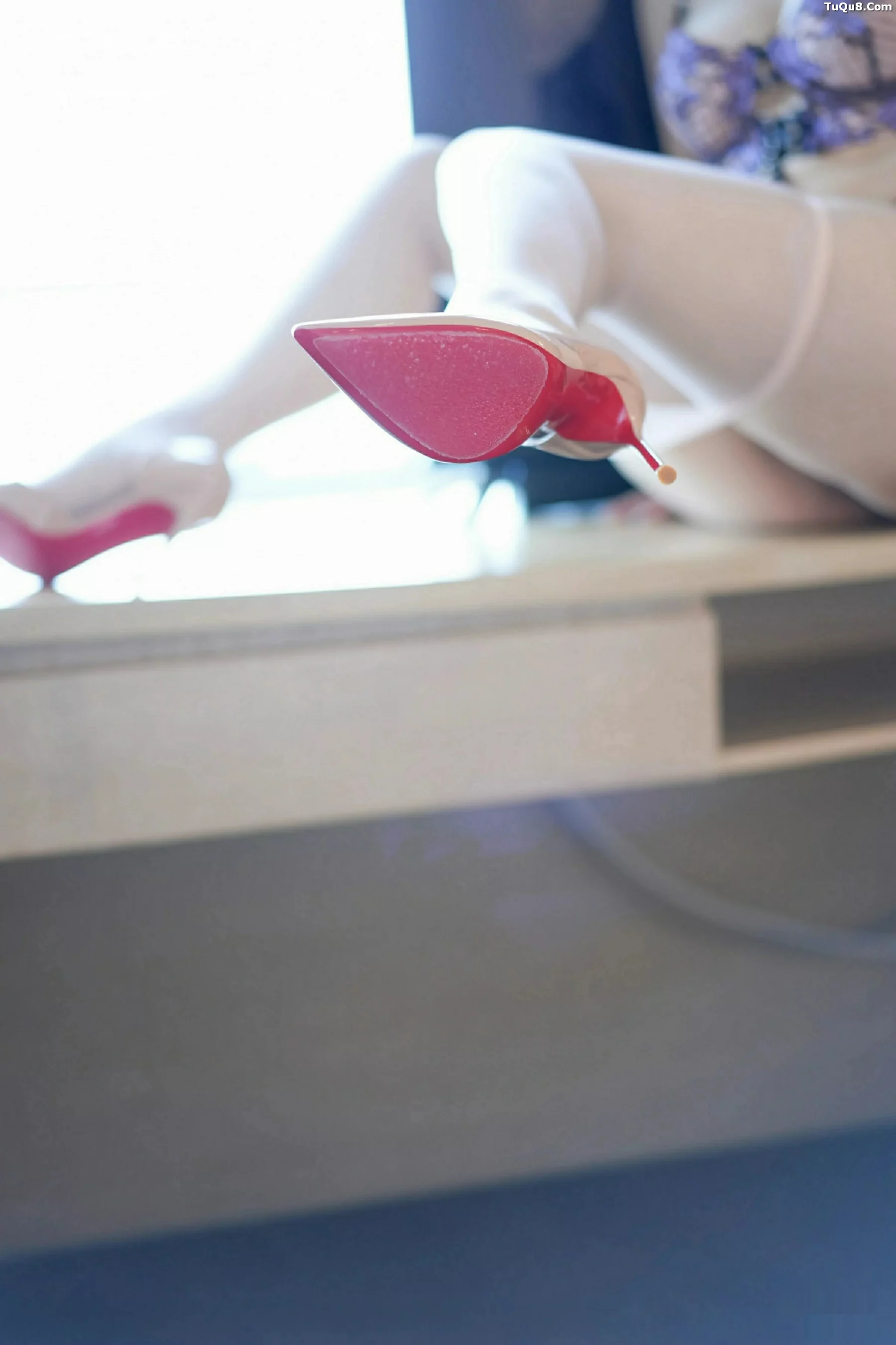 Xgyw.Org_[YouMi尤蜜荟]Vol.1169_模特凯竹Quinn黑色蕾丝波点短裙配白色丝袜秀丰腴身姿诱惑写真69P