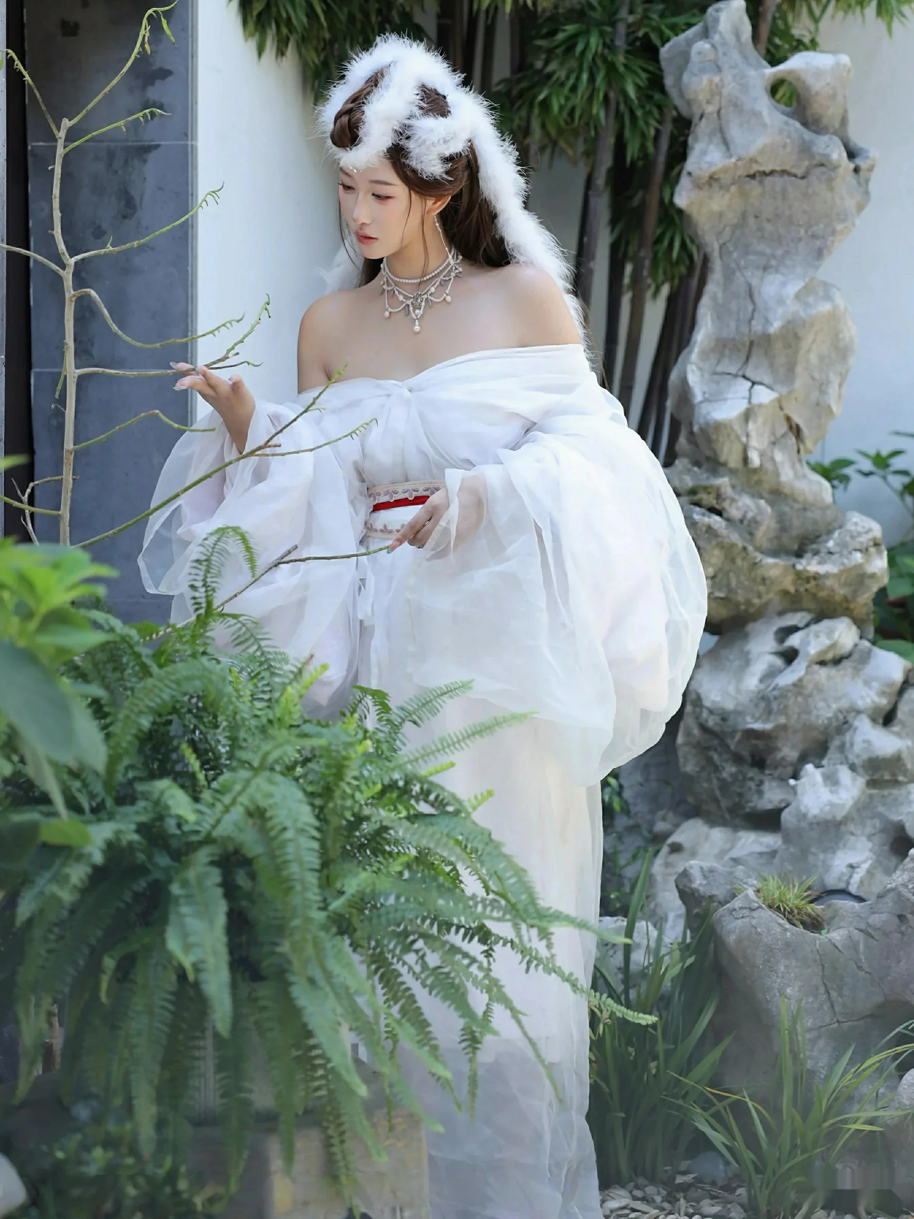 Xgyw.Org_[XiuRen秀人网]No.10843_模特金允希Yuki性感白色锦毛鼠装扮低胸秀丰腴身材完美诱惑写真78P