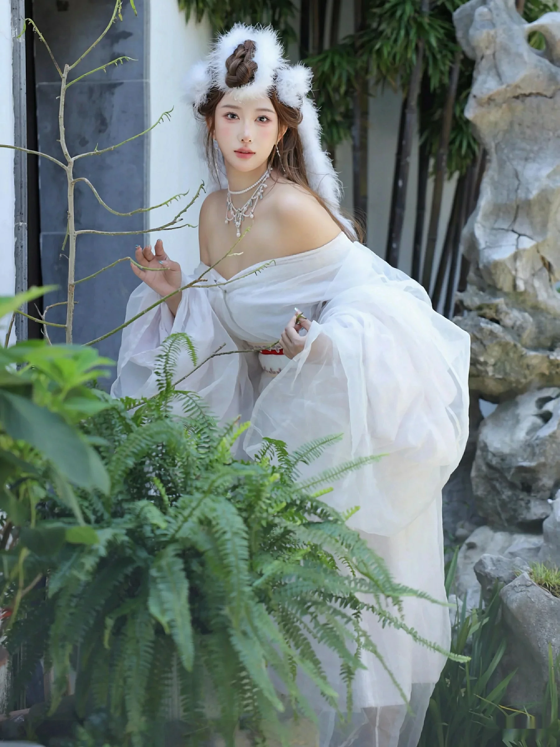 Xgyw.Org_[XiuRen秀人网]No.10843_模特金允希Yuki性感白色锦毛鼠装扮低胸秀丰腴身材完美诱惑写真78P