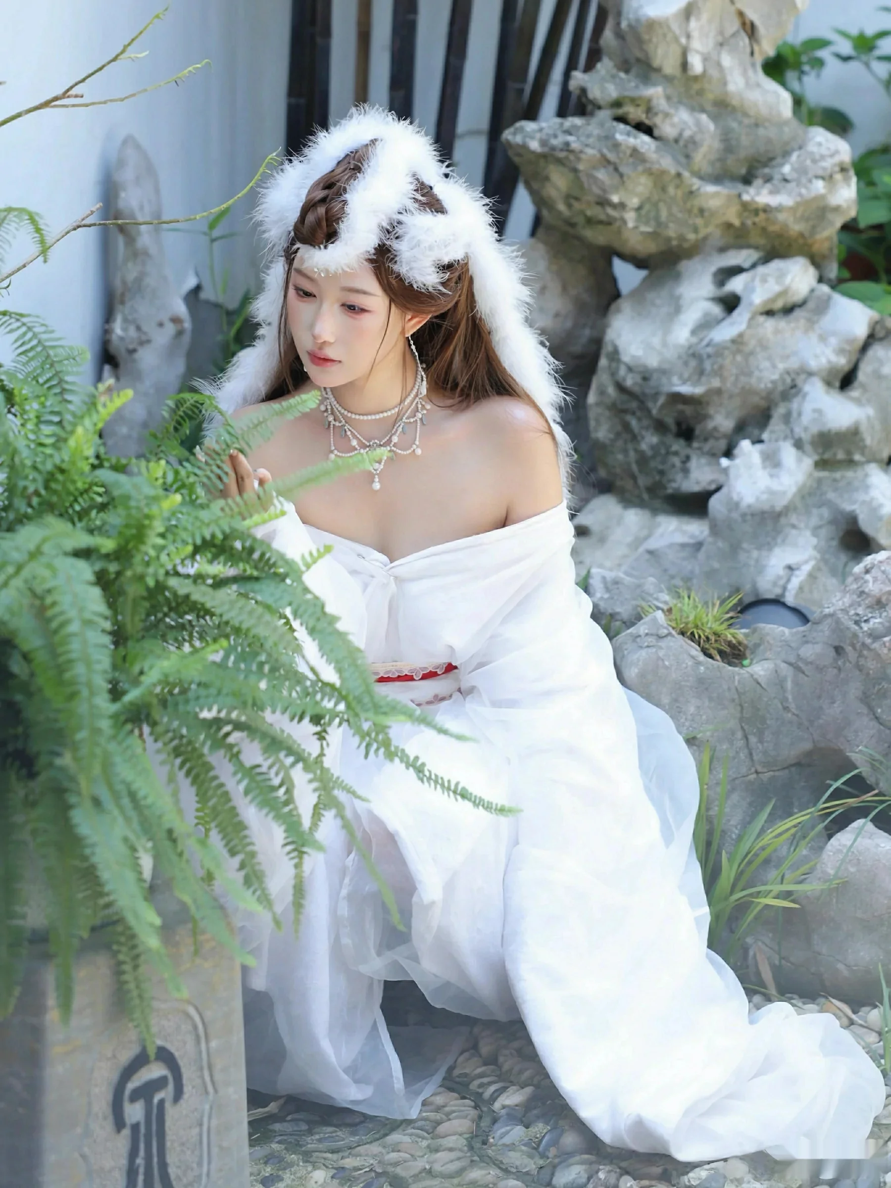 Xgyw.Org_[XiuRen秀人网]No.10843_模特金允希Yuki性感白色锦毛鼠装扮低胸秀丰腴身材完美诱惑写真78P