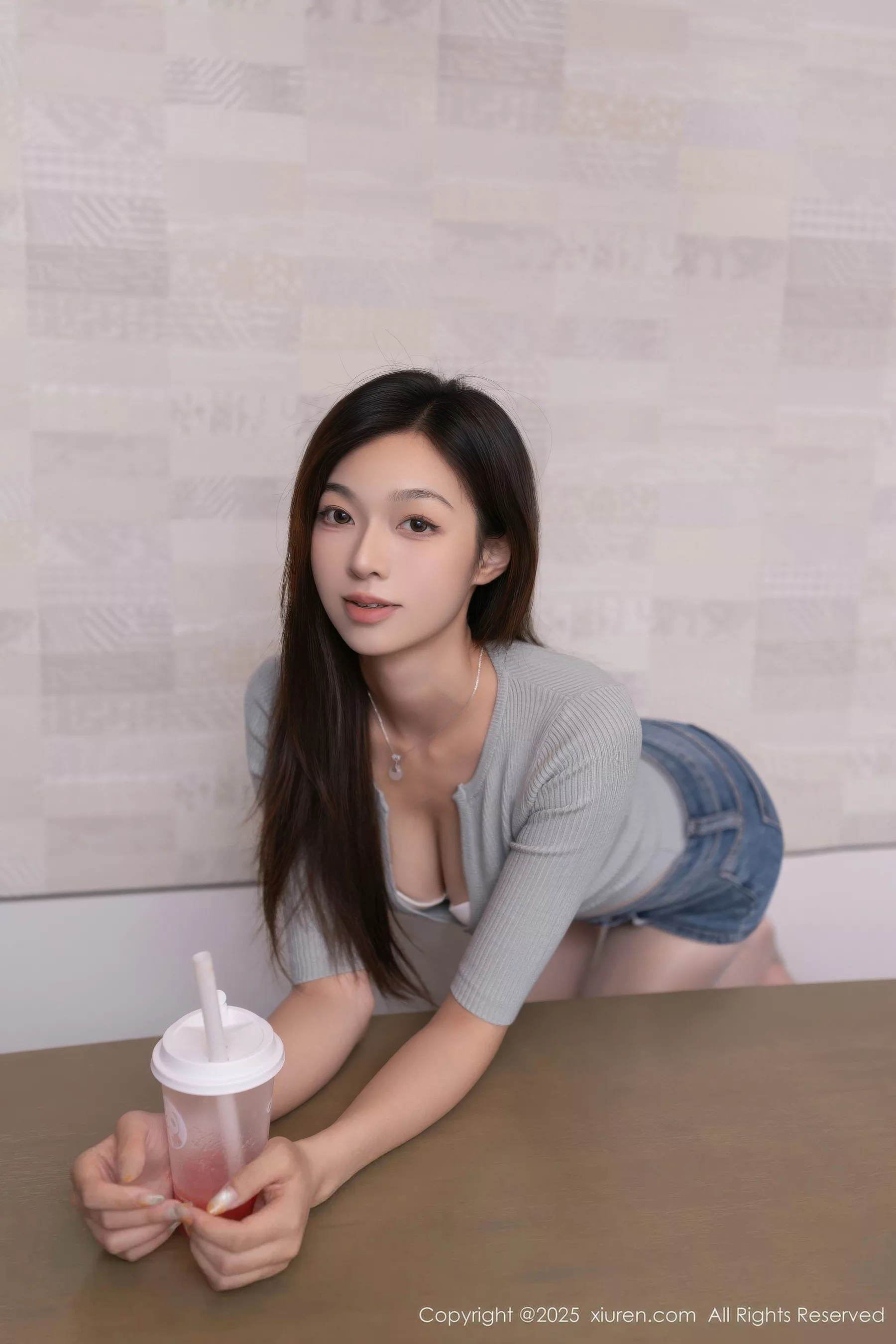 Xgyw.Org_[XiuRen秀人网]No.10881_模特kiki柚柚性感蓝色超短牛仔裤配原色丝袜秀凹凸身材诱惑写真80P