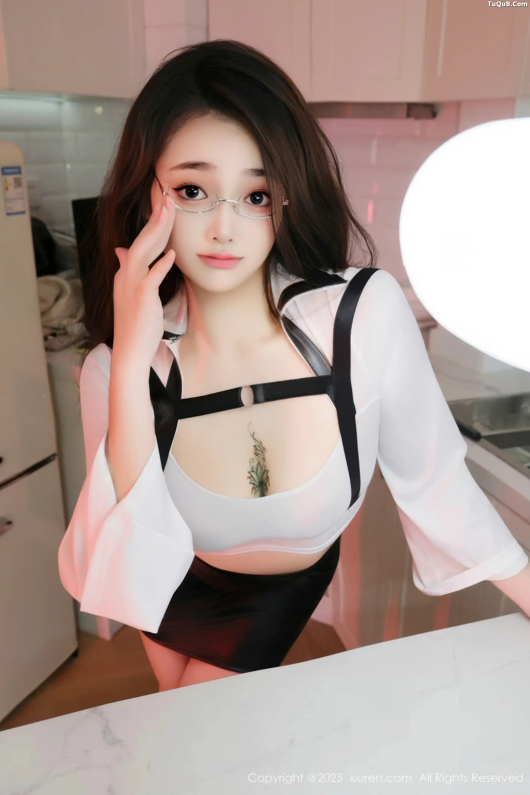 Xgyw.Org_[XiuRen秀人网]No.10993_新人模特福福_Thrive性感浅色T恤配黑短裙秀丰满身材诱惑写真80P