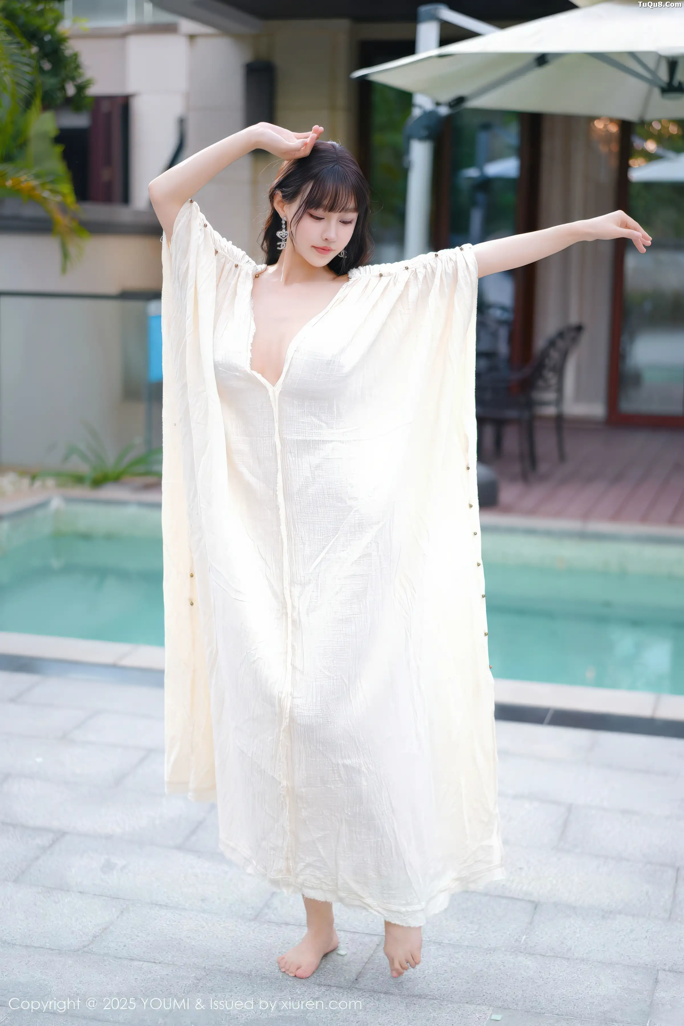 Xgyw.Org_[YouMi尤蜜荟]Vol.1185_女神朱可儿Flora户外泳池性感浅色浴袍秀雪峰美臀撩人诱惑写真85P