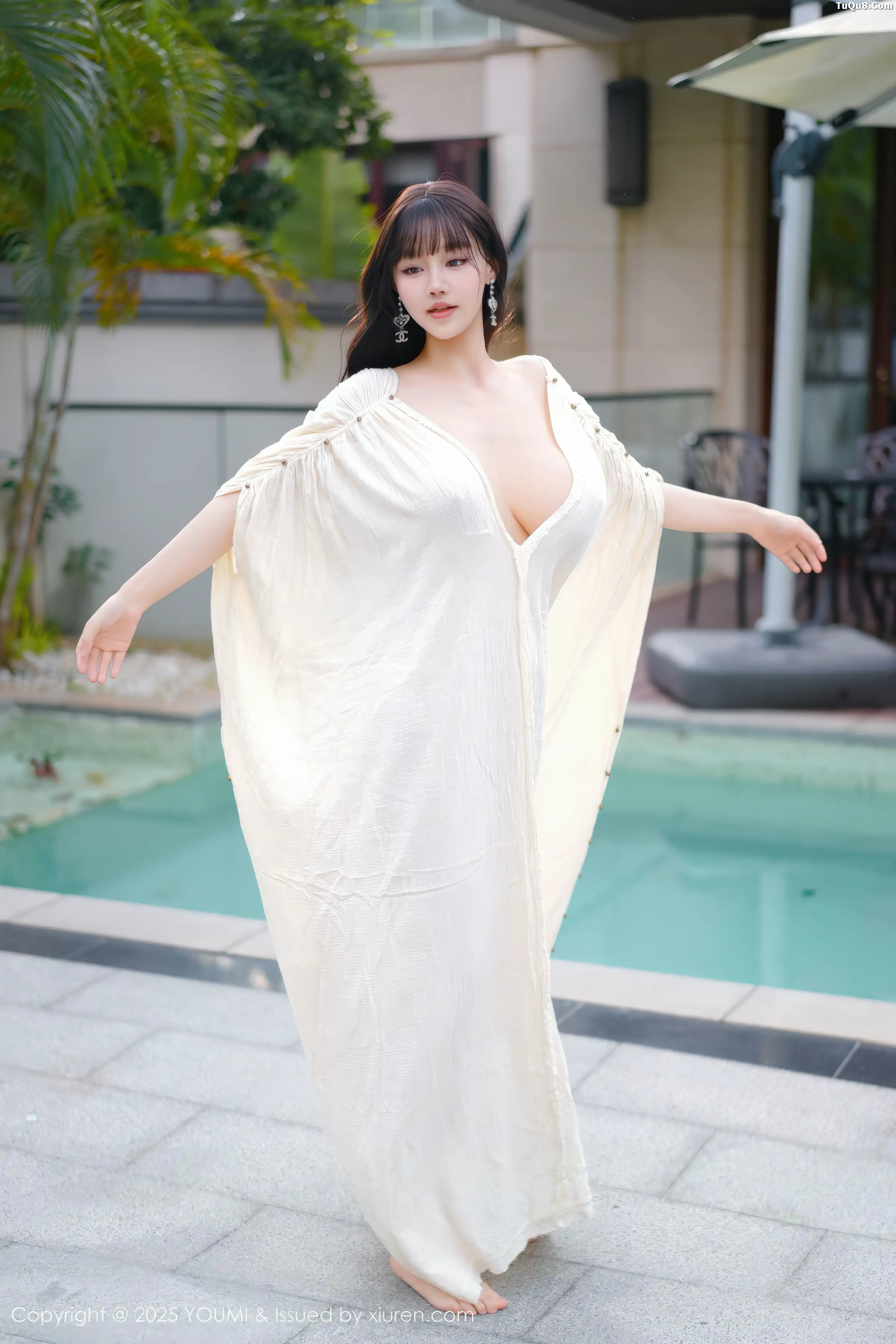 Xgyw.Org_[YouMi尤蜜荟]Vol.1185_女神朱可儿Flora户外泳池性感浅色浴袍秀雪峰美臀撩人诱惑写真85P