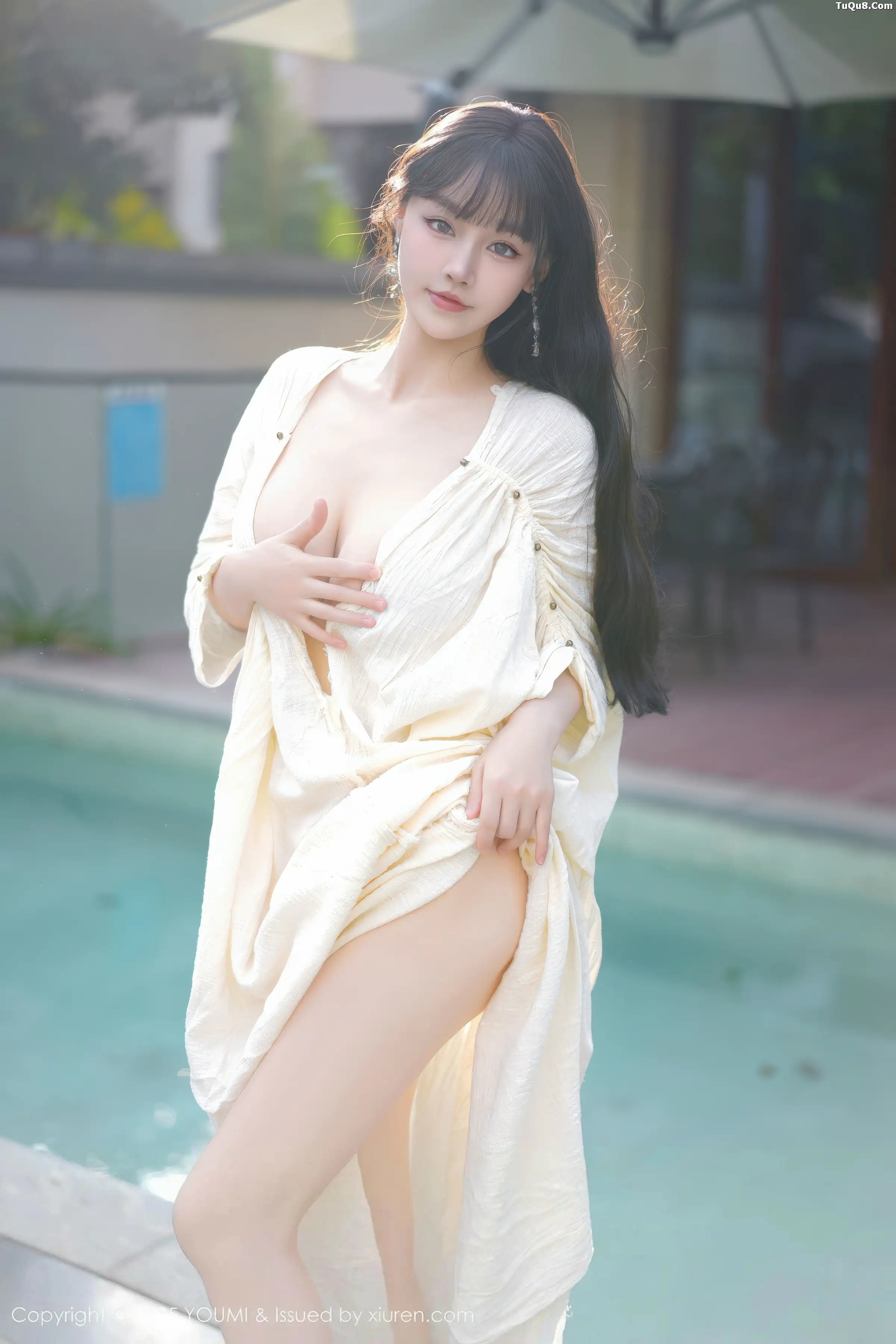 Xgyw.Org_[YouMi尤蜜荟]Vol.1185_女神朱可儿Flora户外泳池性感浅色浴袍秀雪峰美臀撩人诱惑写真85P
