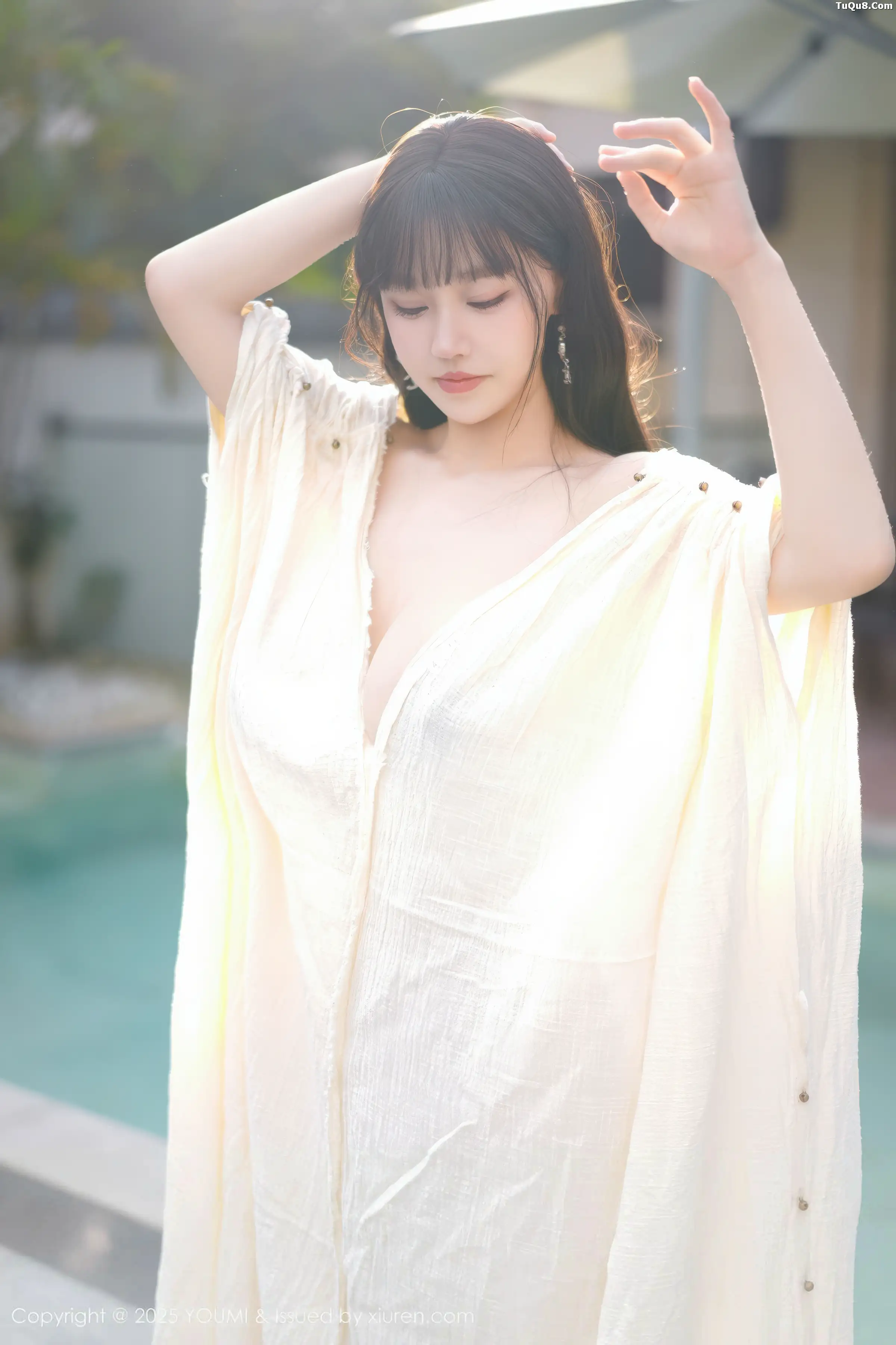 Xgyw.Org_[YouMi尤蜜荟]Vol.1185_女神朱可儿Flora户外泳池性感浅色浴袍秀雪峰美臀撩人诱惑写真85P